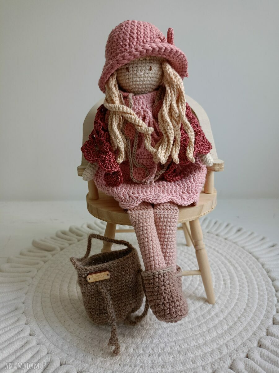 Szydełkowa lalka jasnoróżowa - prezent dla dziewczynki (ok. 30 cm)