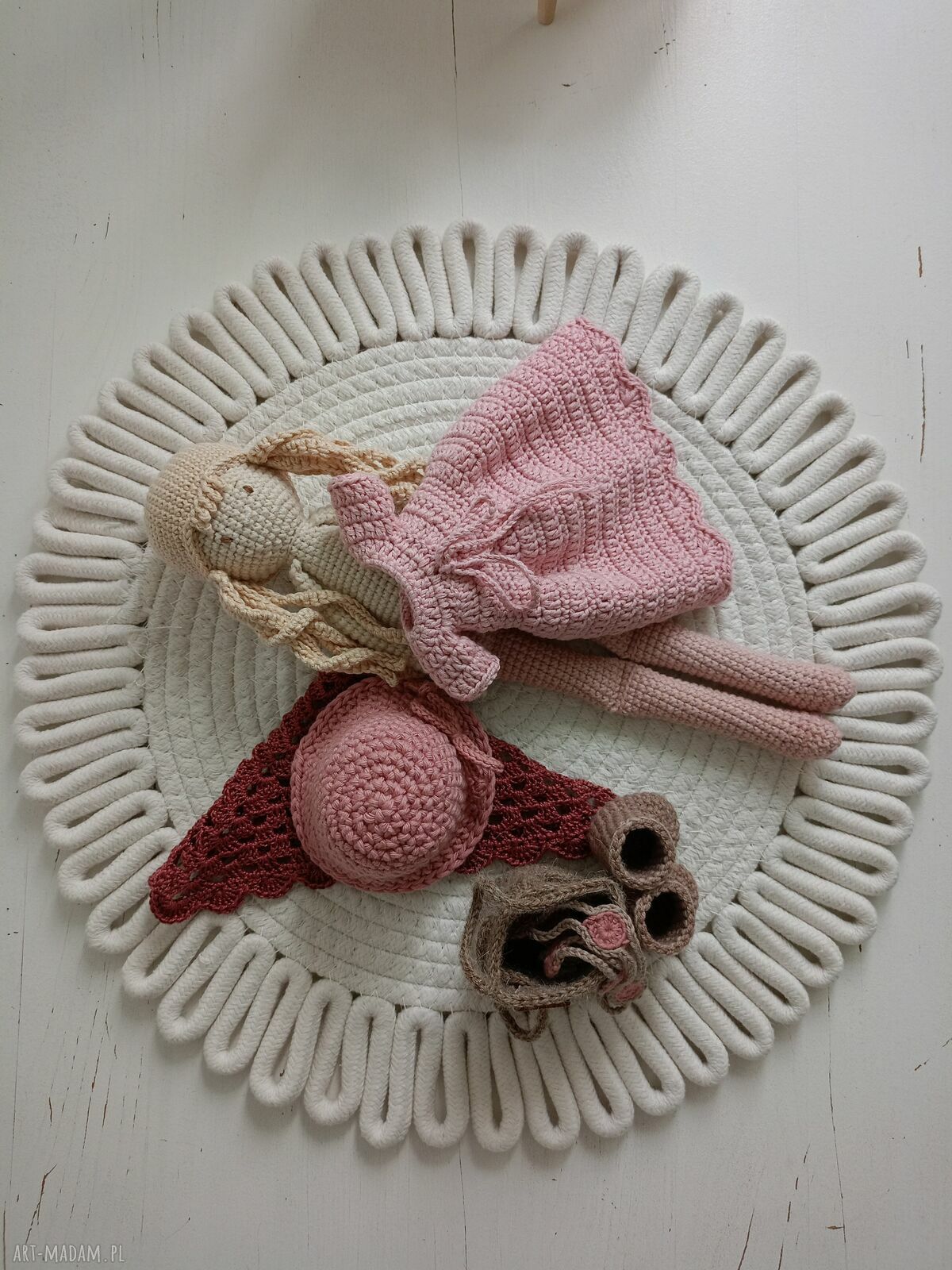 Szydełkowa lalka jasnoróżowa - prezent dla dziewczynki (ok. 30 cm)