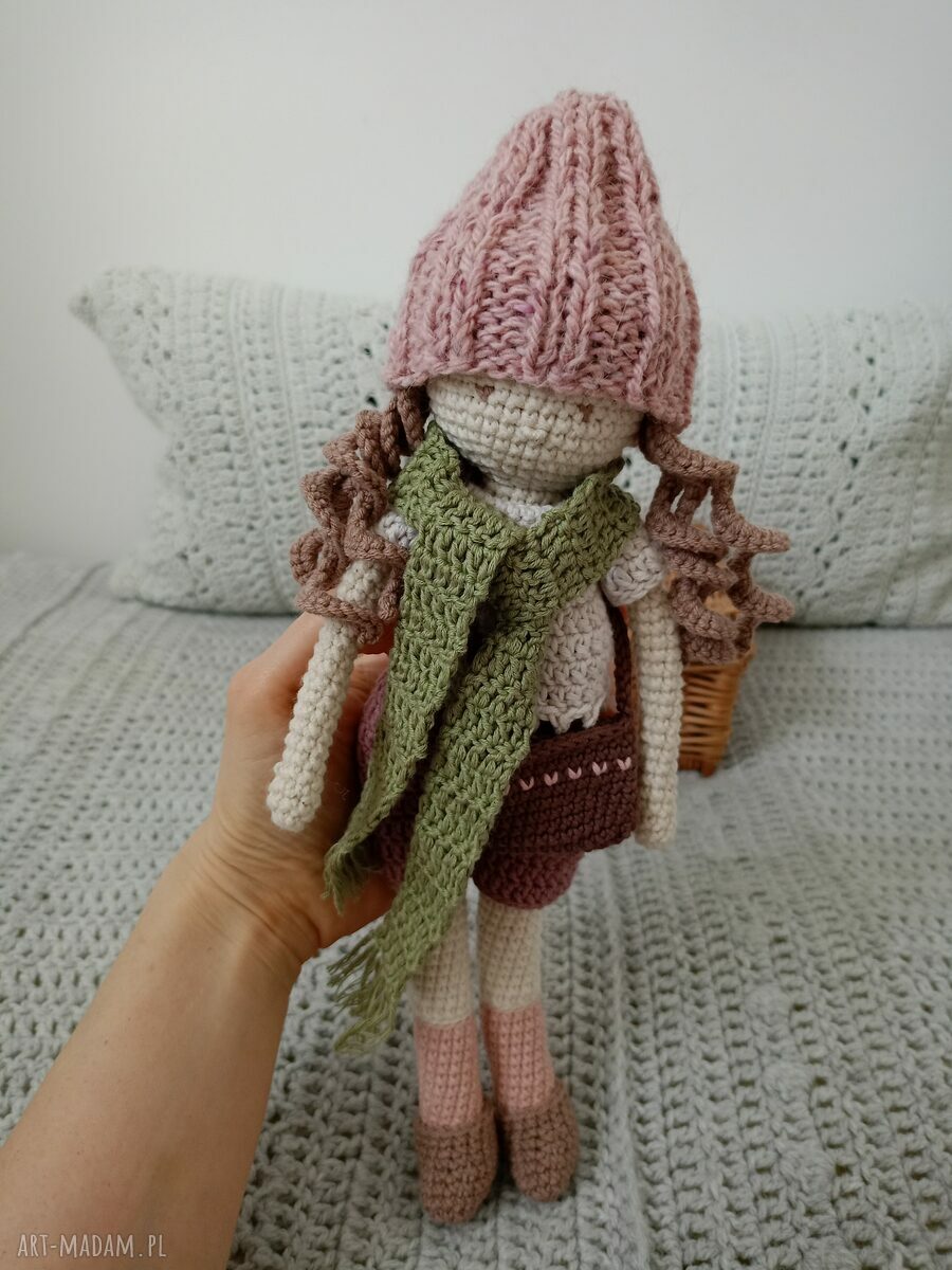 Lalka szydełkowa w śliwkowych spodenkach - prezent dla dziewczynki (ok. 28 cm)