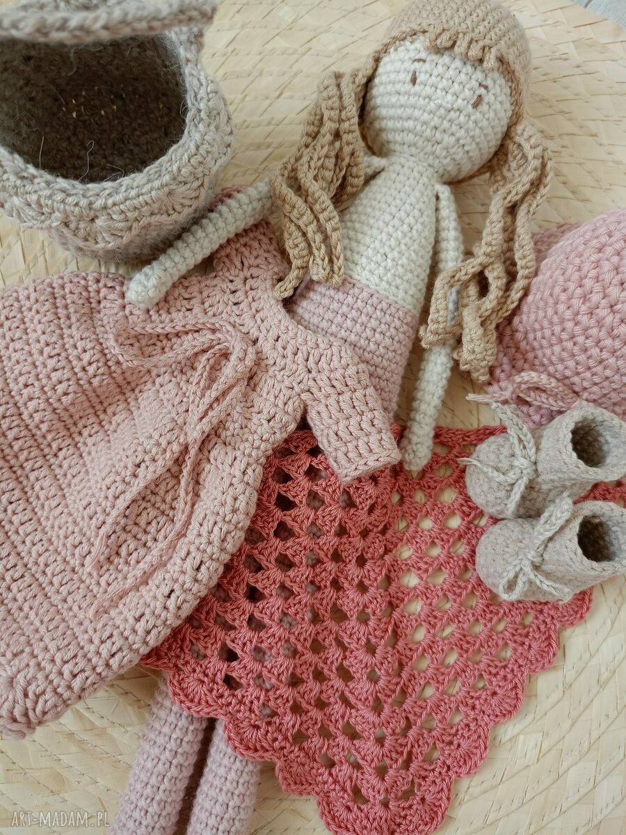 Szydełkowa lalka pudroworóżowa - prezent dla dziewczynki (handmade)