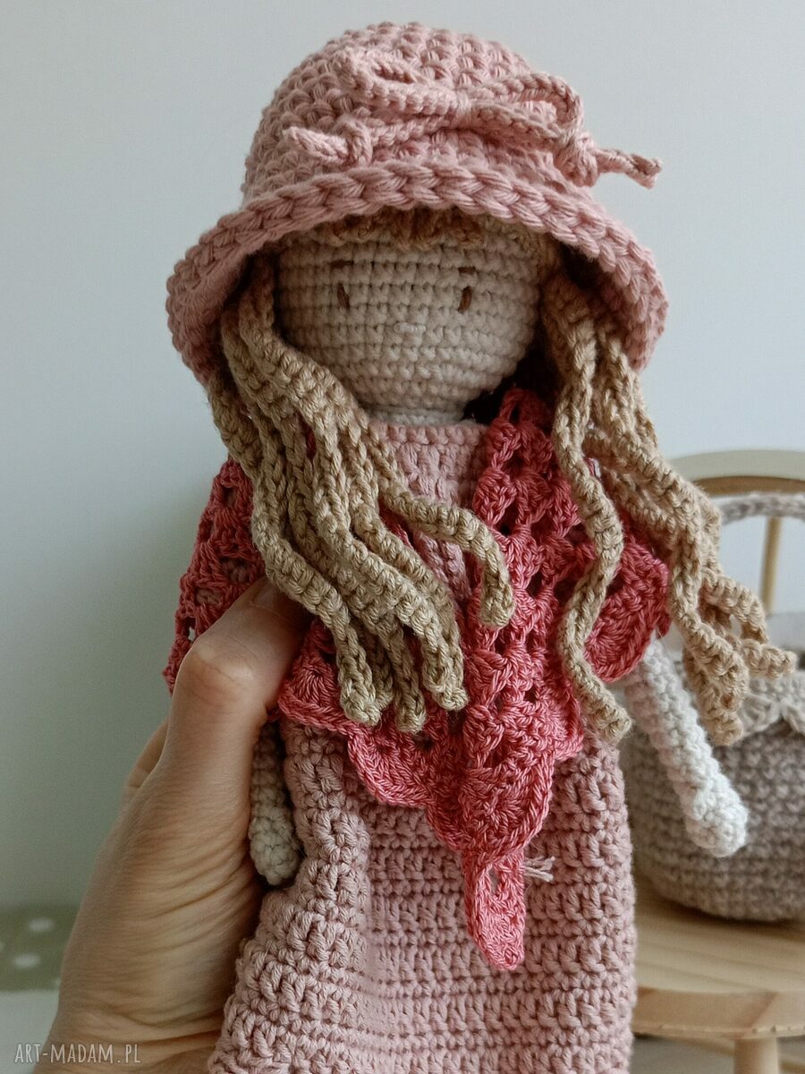 Szydełkowa lalka pudroworóżowa - prezent dla dziewczynki (handmade)