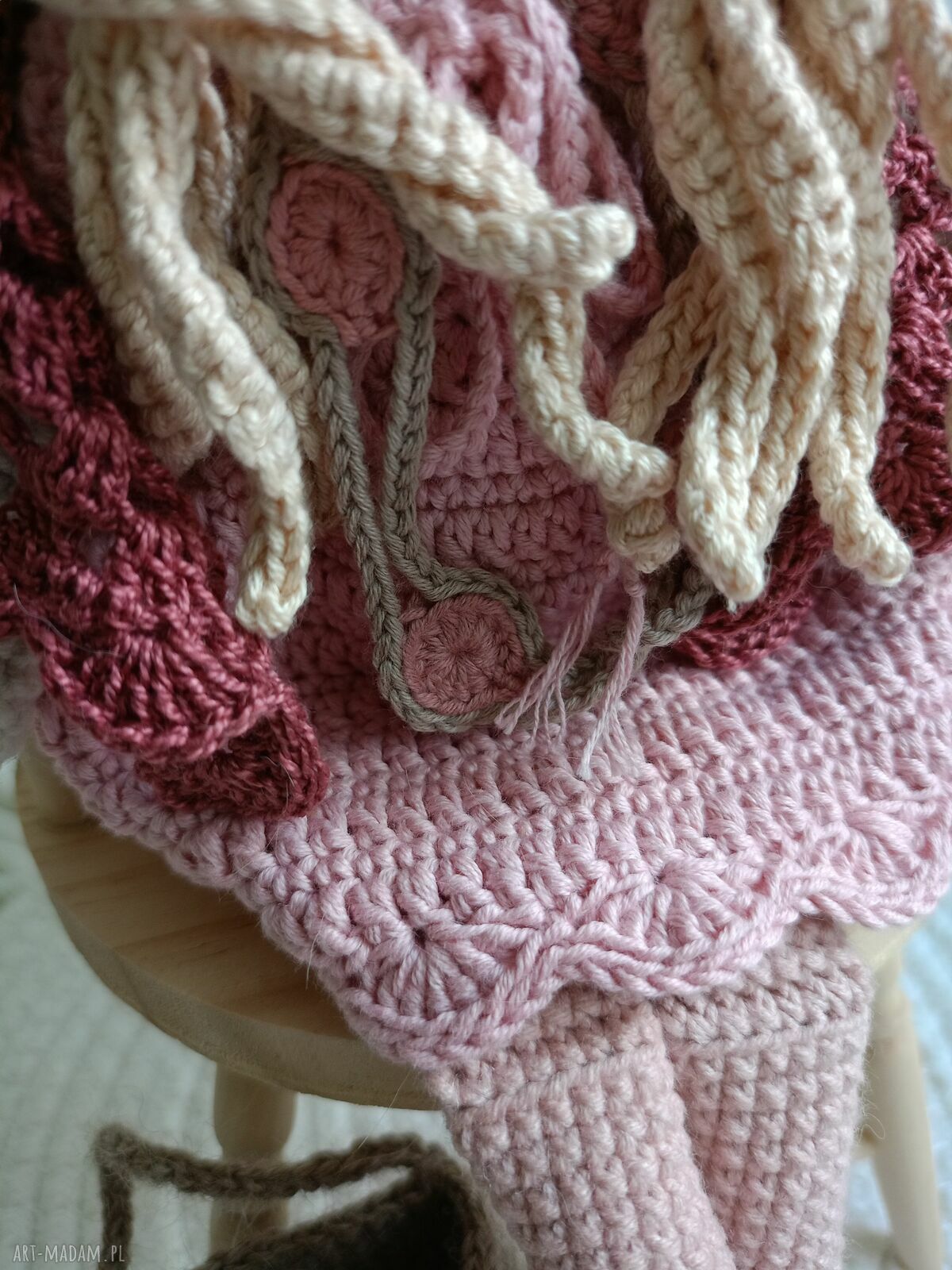 Szydełkowa lalka jasnoróżowa - prezent dla dziewczynki (ok. 30 cm)