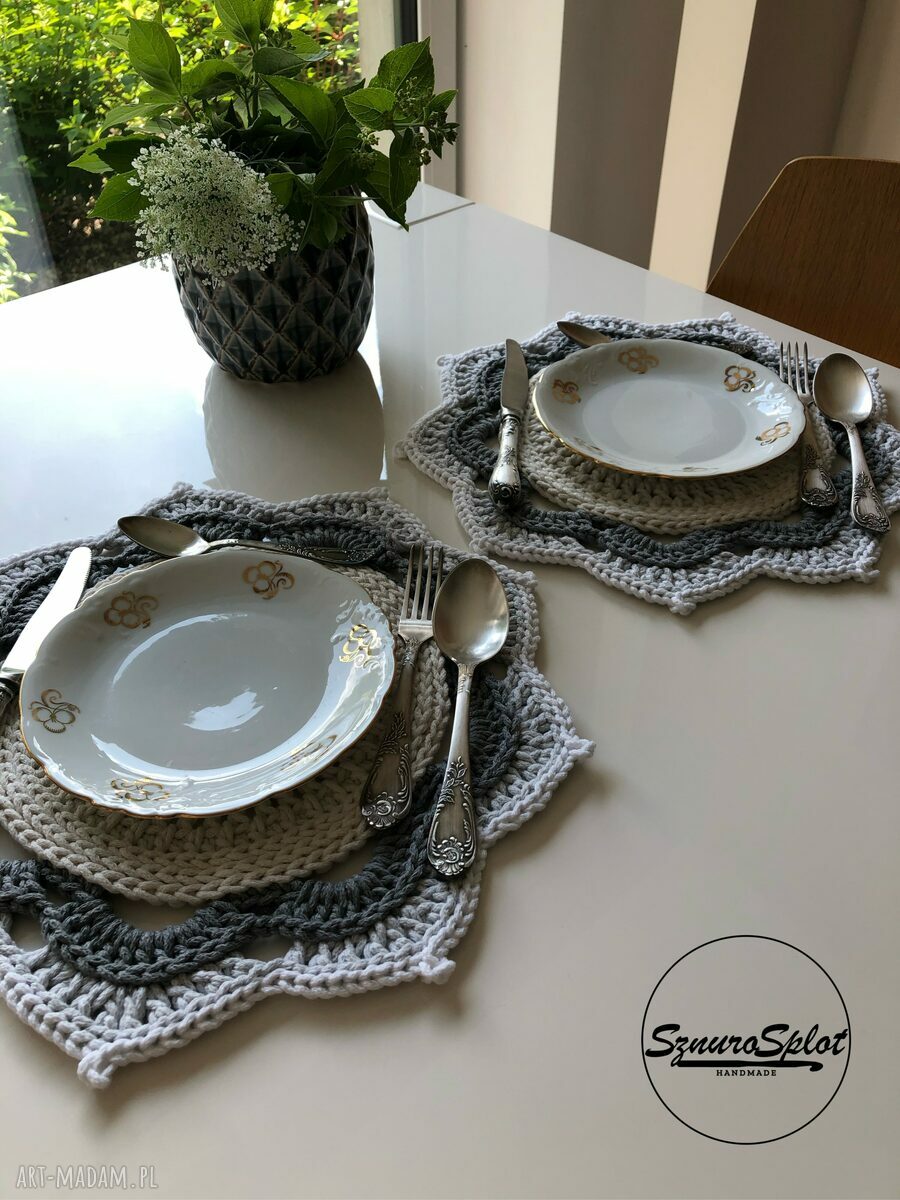 Wielokolorowa szydełkowa podkładka z bawełnianego sznurka - boho na stół