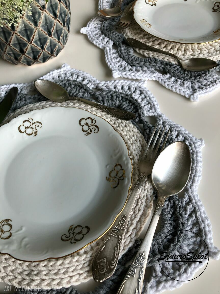 Wielokolorowa szydełkowa podkładka z bawełnianego sznurka - boho na stół