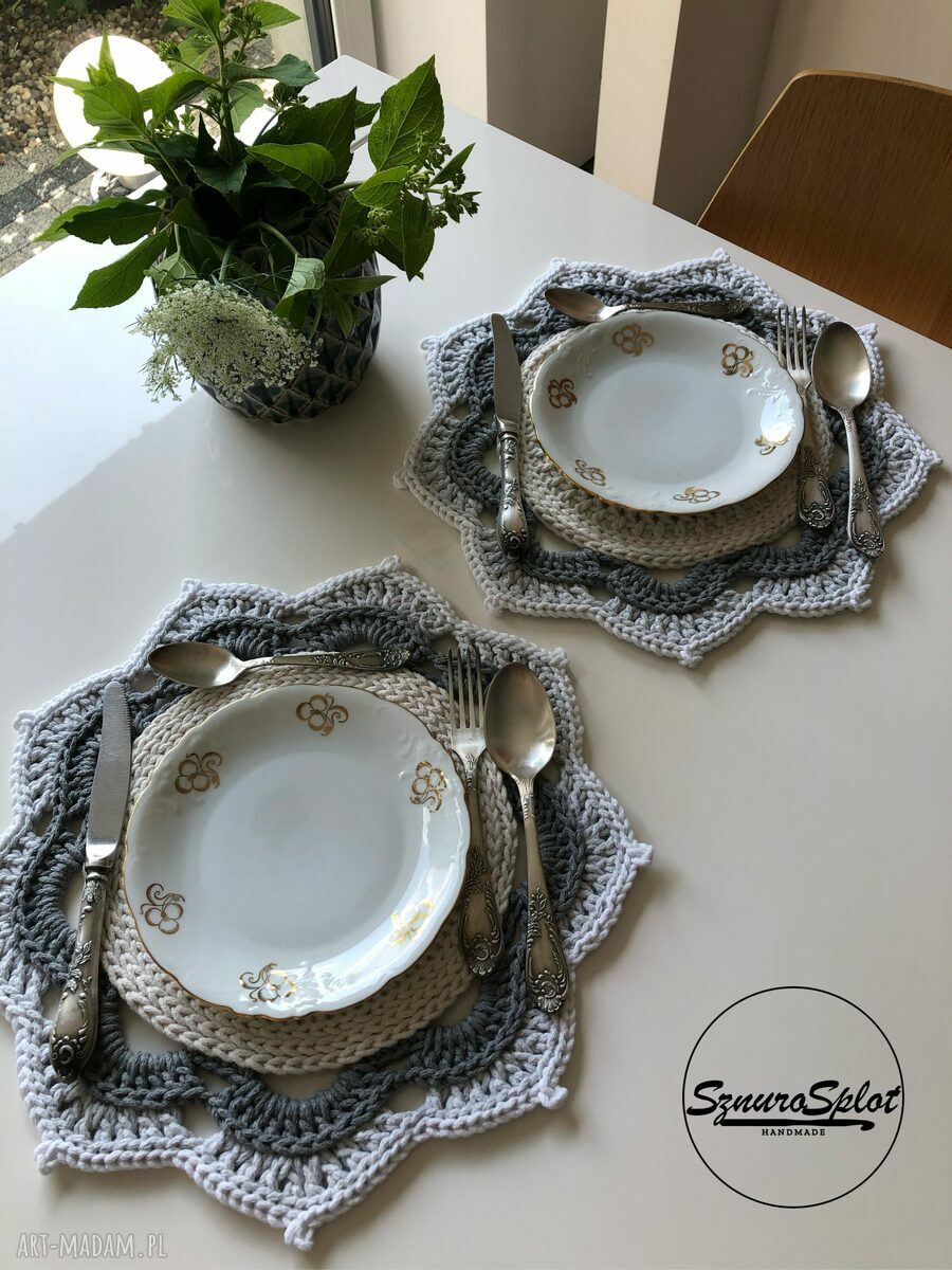 Wielokolorowa szydełkowa podkładka z bawełnianego sznurka - boho na stół