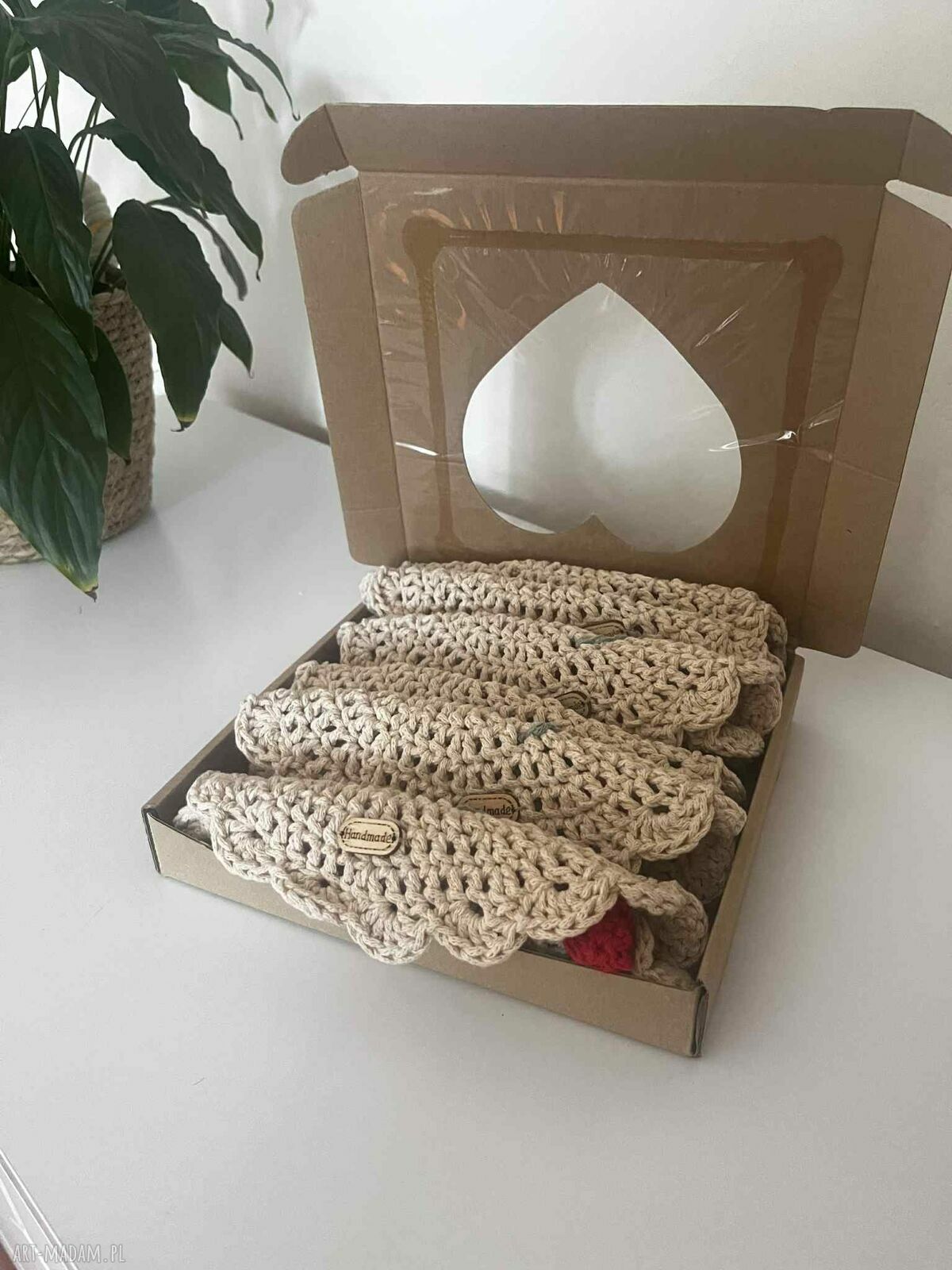 Beżowe podkładki szydełkowe 6 szt. - rękodzieło na stół (27 cm)
