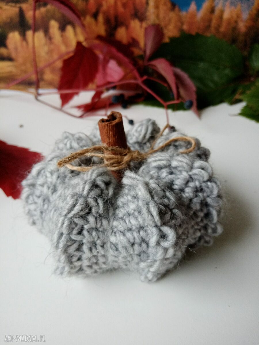 Szydełkowa dynia fantazyjna z cynamonowym ogonkiem - dekoracja handmade