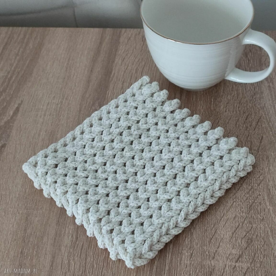 Podkładka szydełkowa pod kubek 16x16 cm - ręcznie robiona ze sznurka bawełnianego