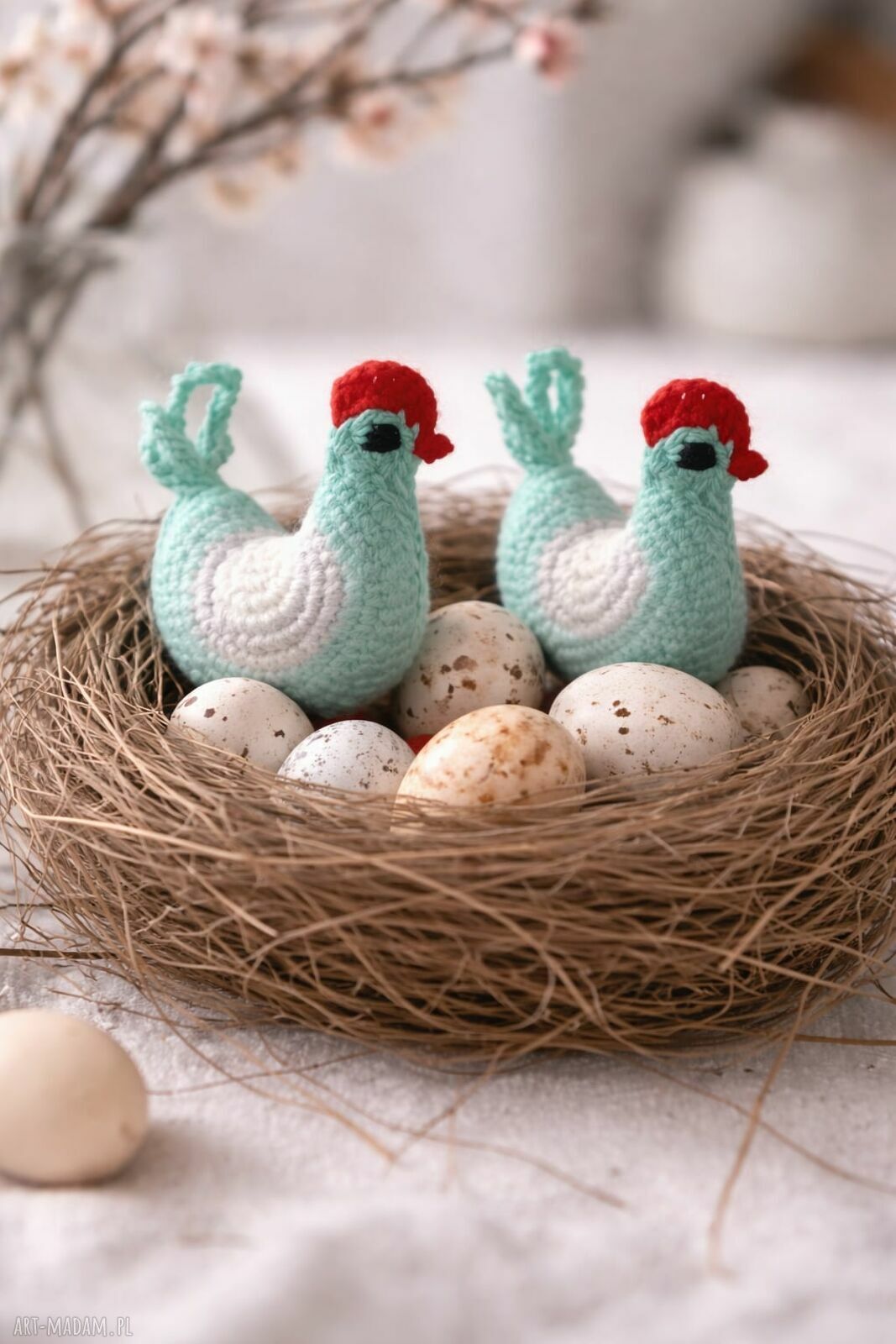Dwie kurki szydełkowe w biało-szaro-miętowych kolorach - wielkanocna dekoracja amigurumi ok. 10x10 cm