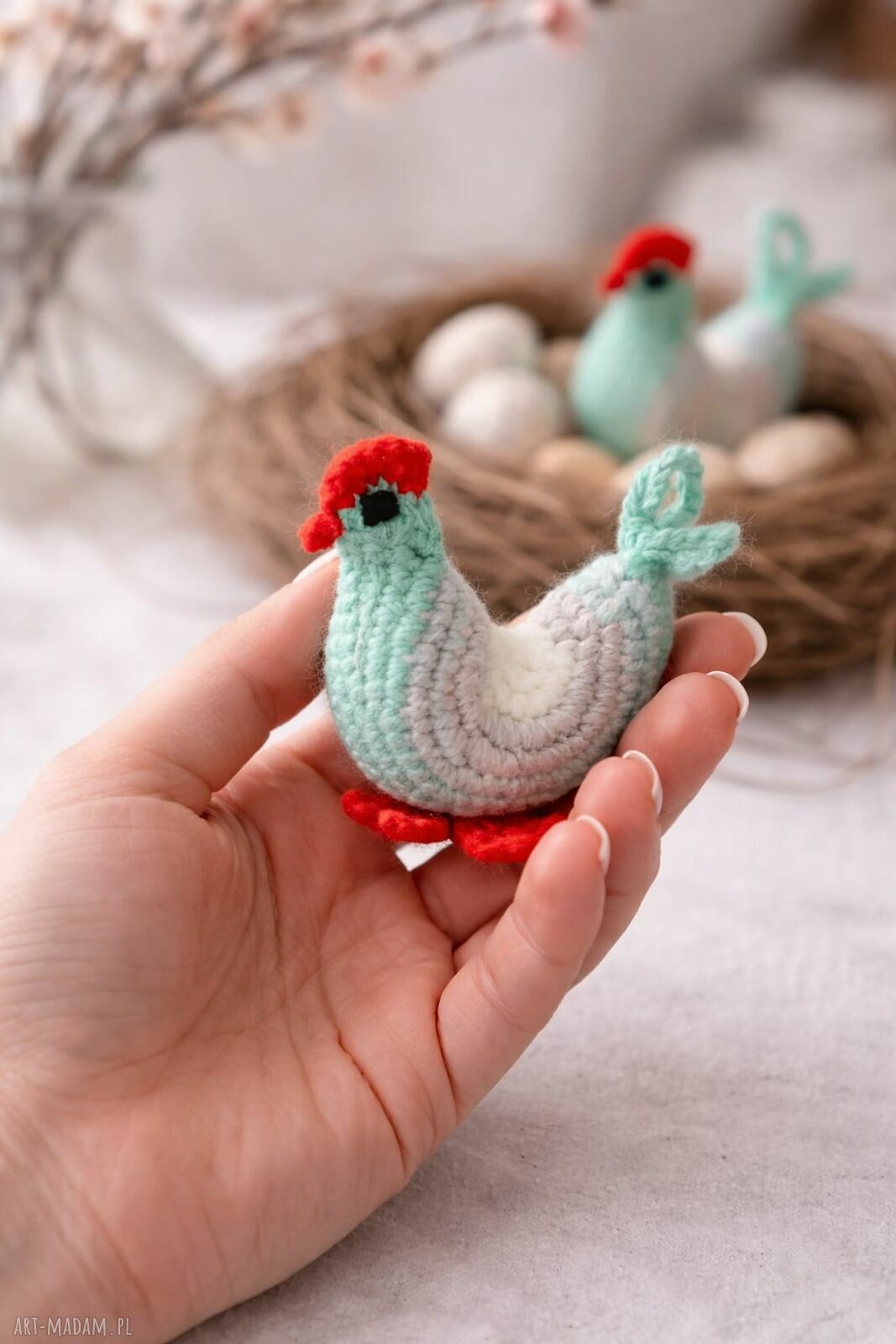 Dwie kurki szydełkowe w biało-szaro-miętowych kolorach - wielkanocna dekoracja amigurumi (ok. 10x10 cm)