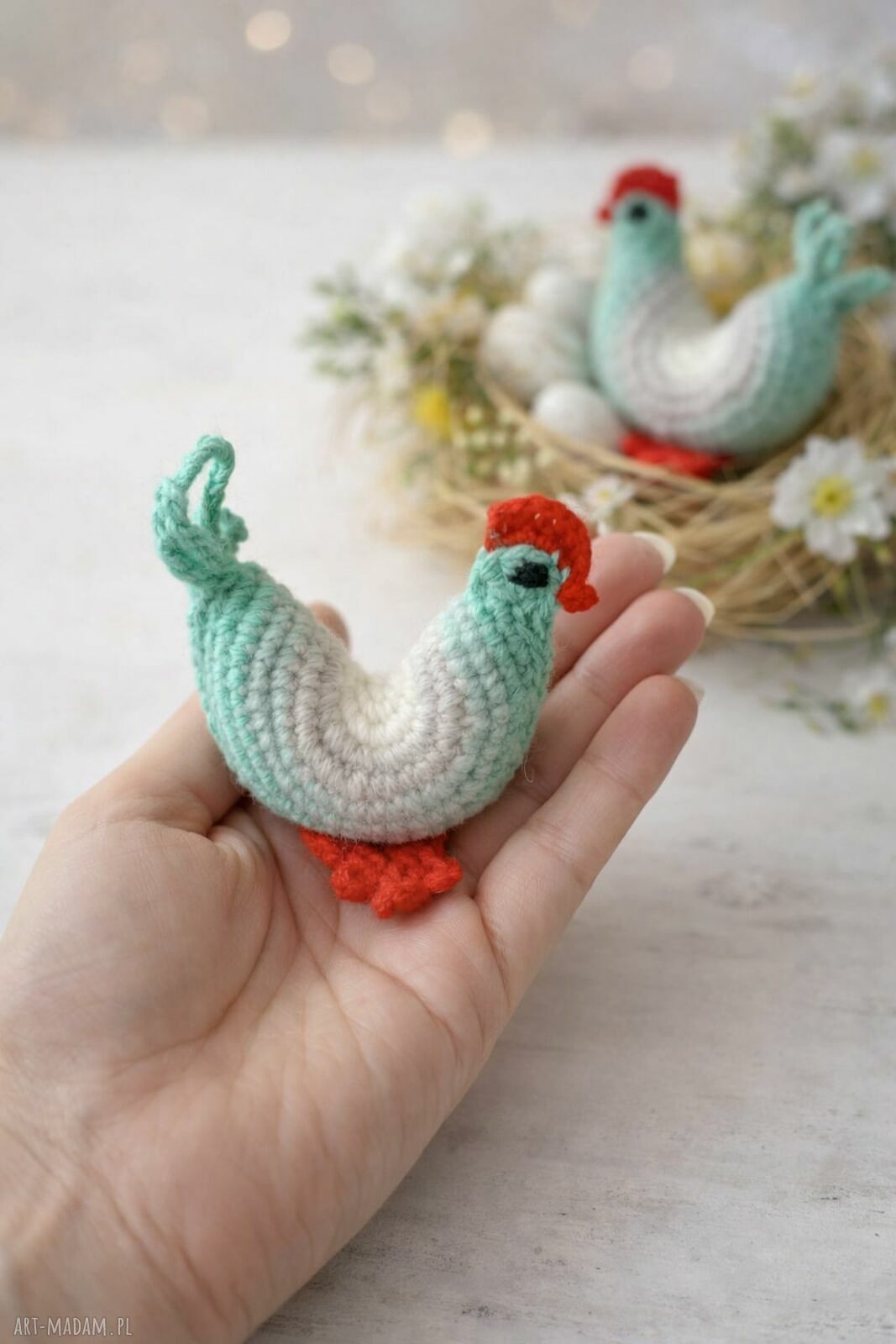 Dwie kurki szydełkowe w biało-szaro-miętowych kolorach - wielkanocna dekoracja amigurumi (ok. 10x10 cm)