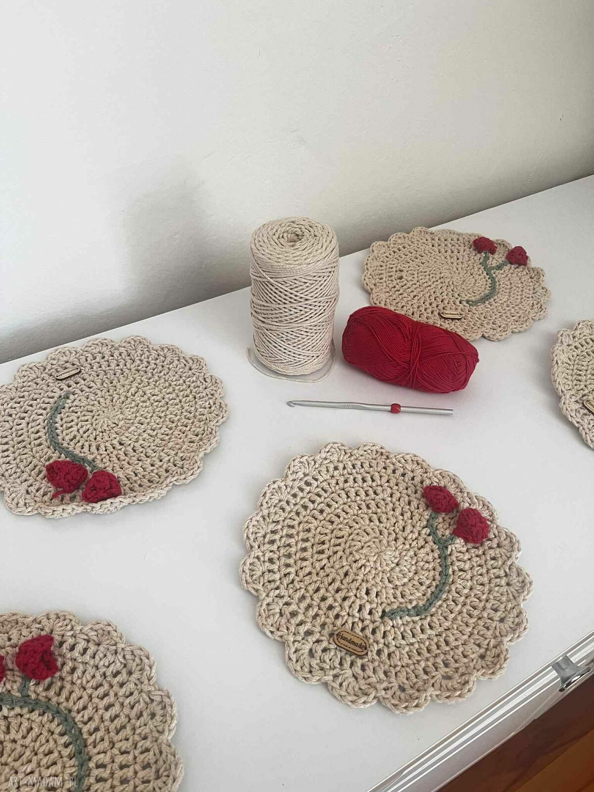Beżowe podkładki szydełkowe 6 szt. - rękodzieło na stół (27 cm)