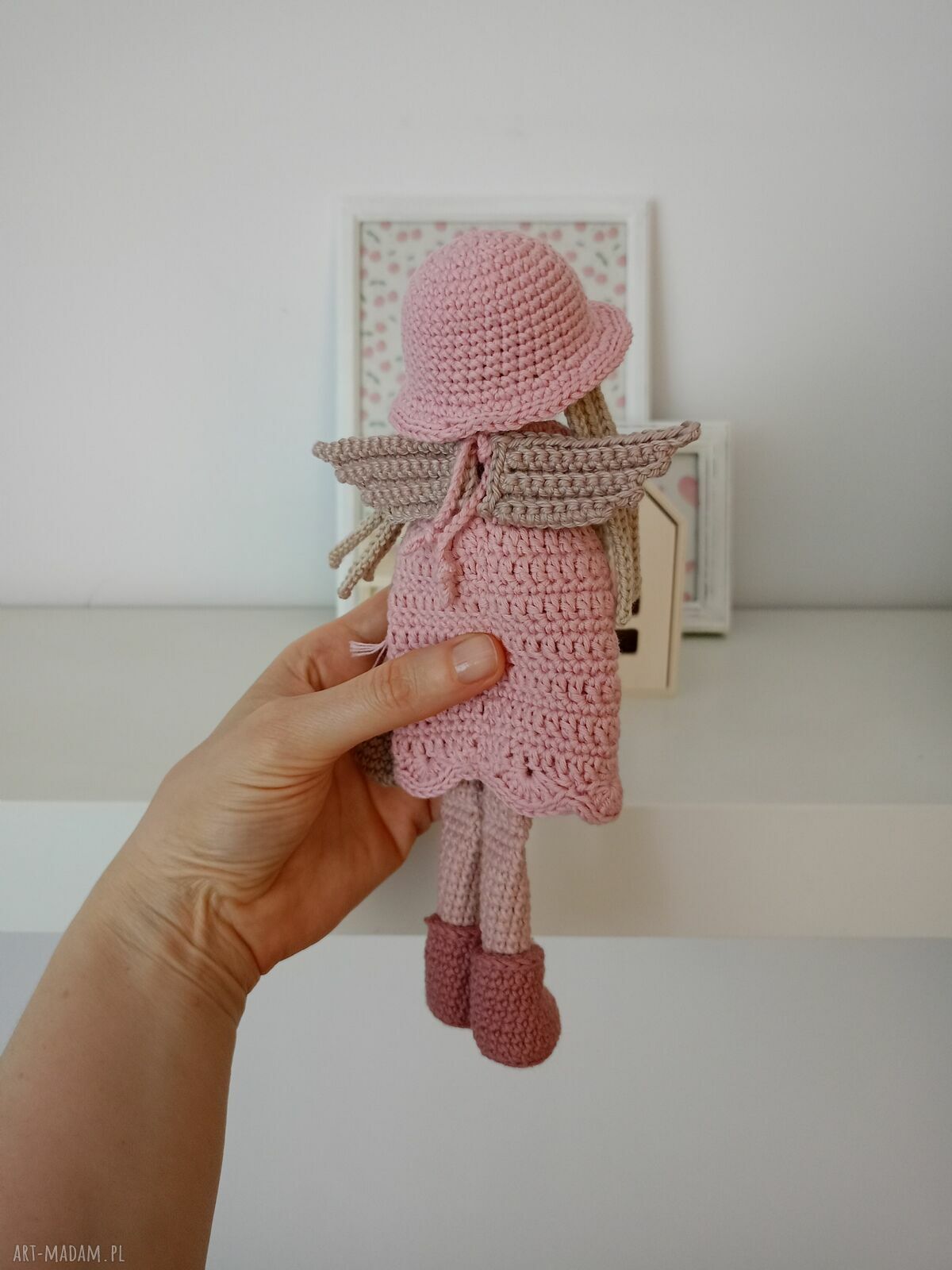 Szydełkowy aniołek jasnoróżowy - dekoracja handmade dla dziewczynki