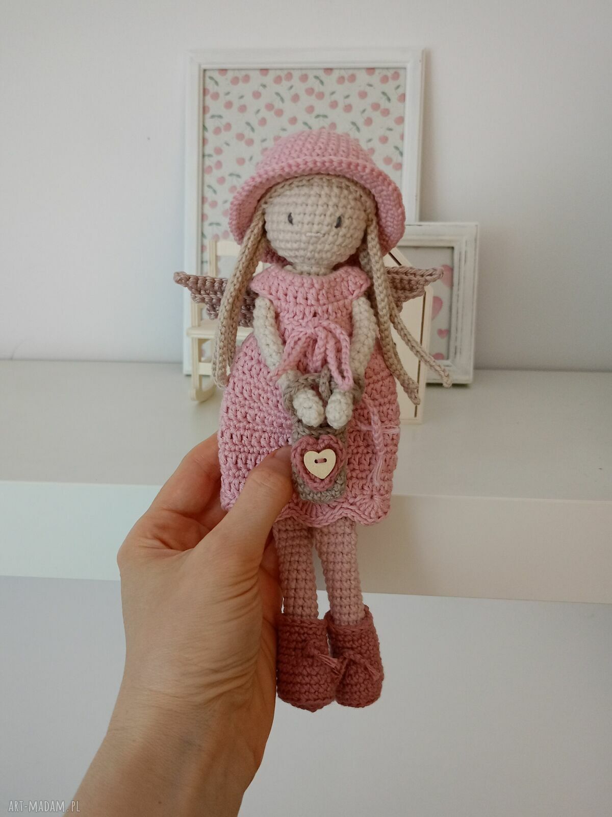 Szydełkowy aniołek jasnoróżowy - dekoracja handmade dla dziewczynki
