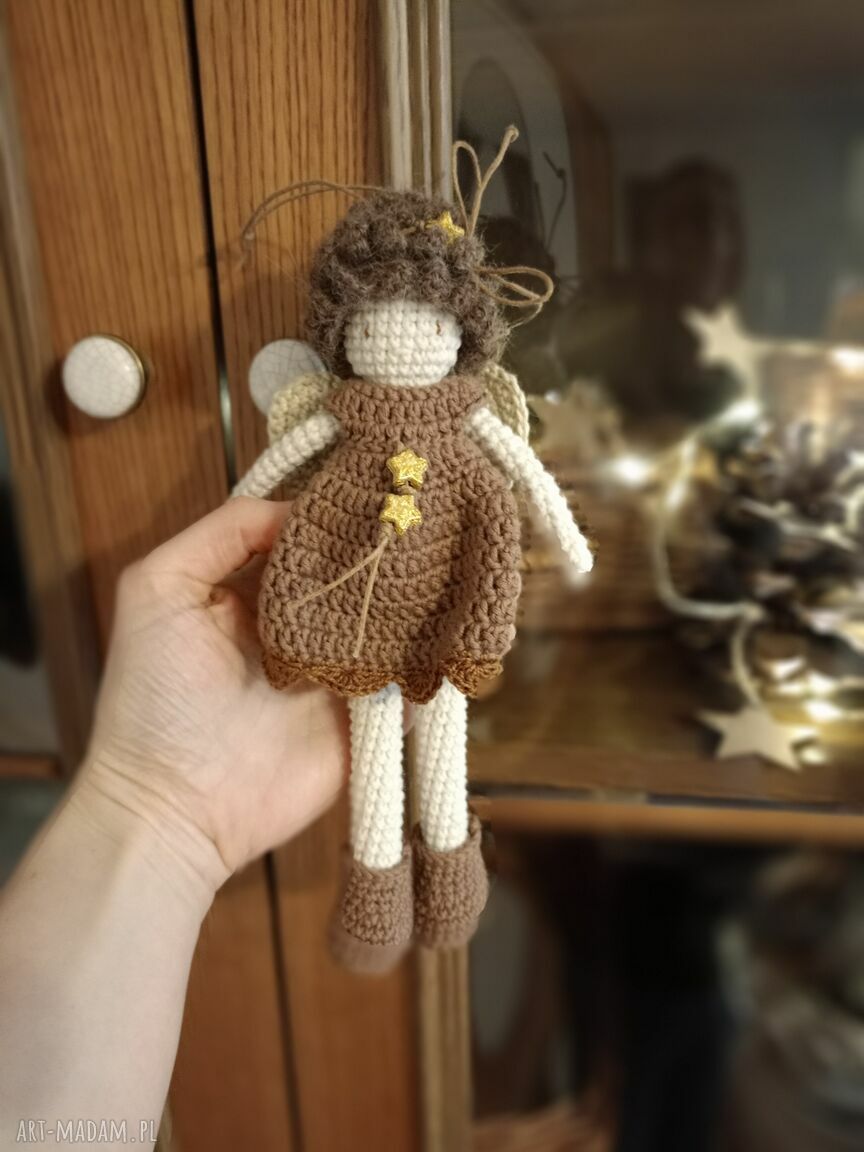 Szydełkowy aniołek na święta - brązowo-beżowa zawieszka 21 cm