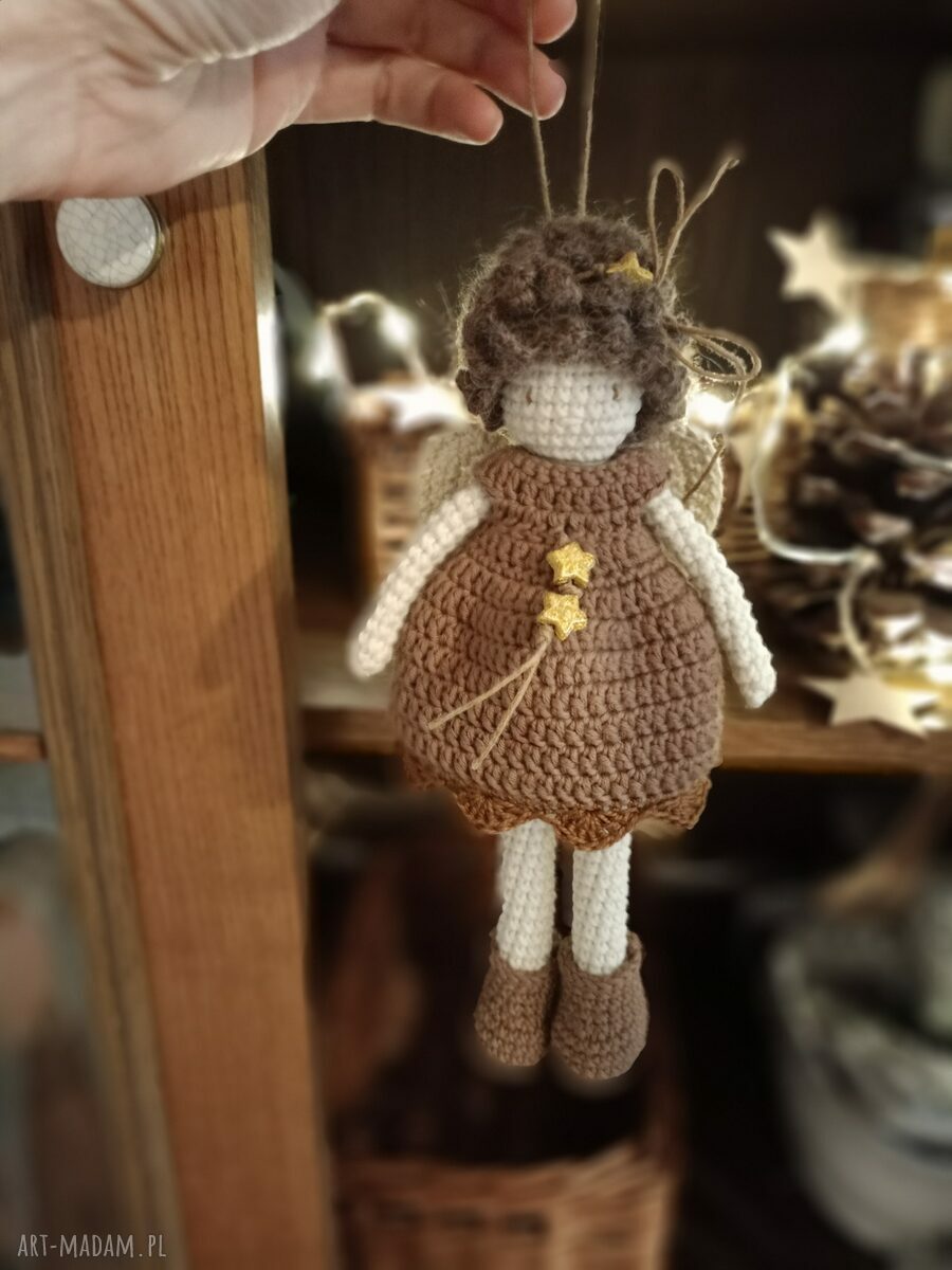 Szydełkowy aniołek na święta - brązowo-beżowa zawieszka 21 cm