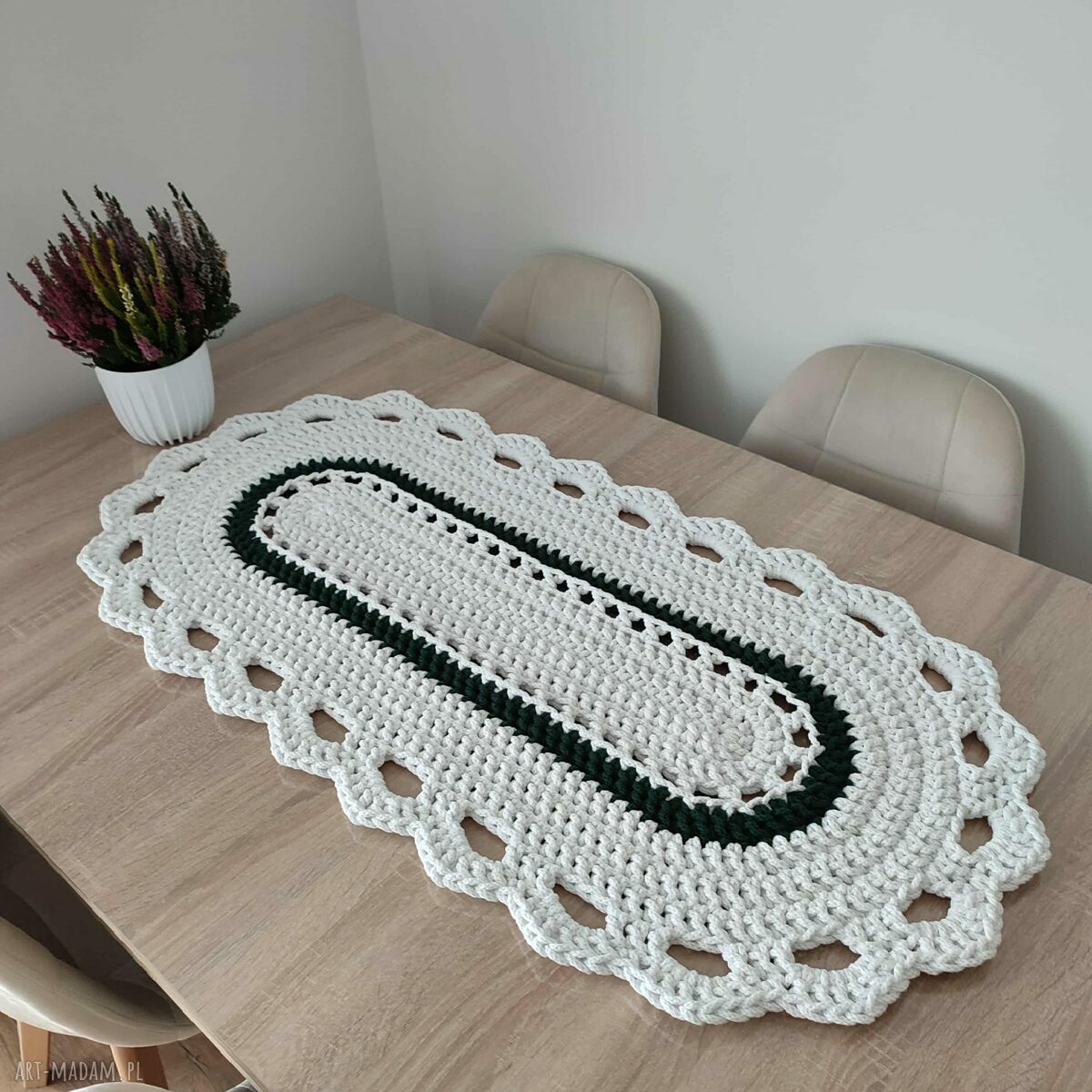 Ręcznie robiony bieżnik szydełkowy owalny 50 x 100 cm ze sznurka bawełnianego