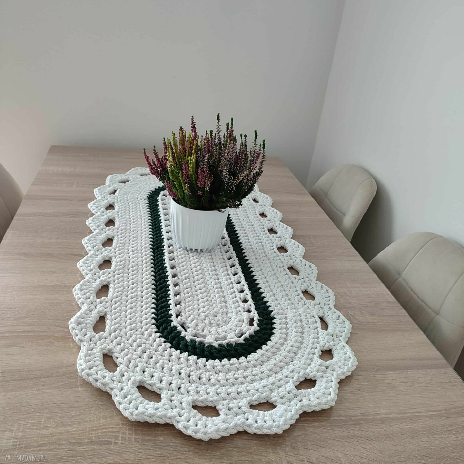 Ręcznie robiony bieżnik szydełkowy owalny 50 x 100 cm ze sznurka bawełnianego