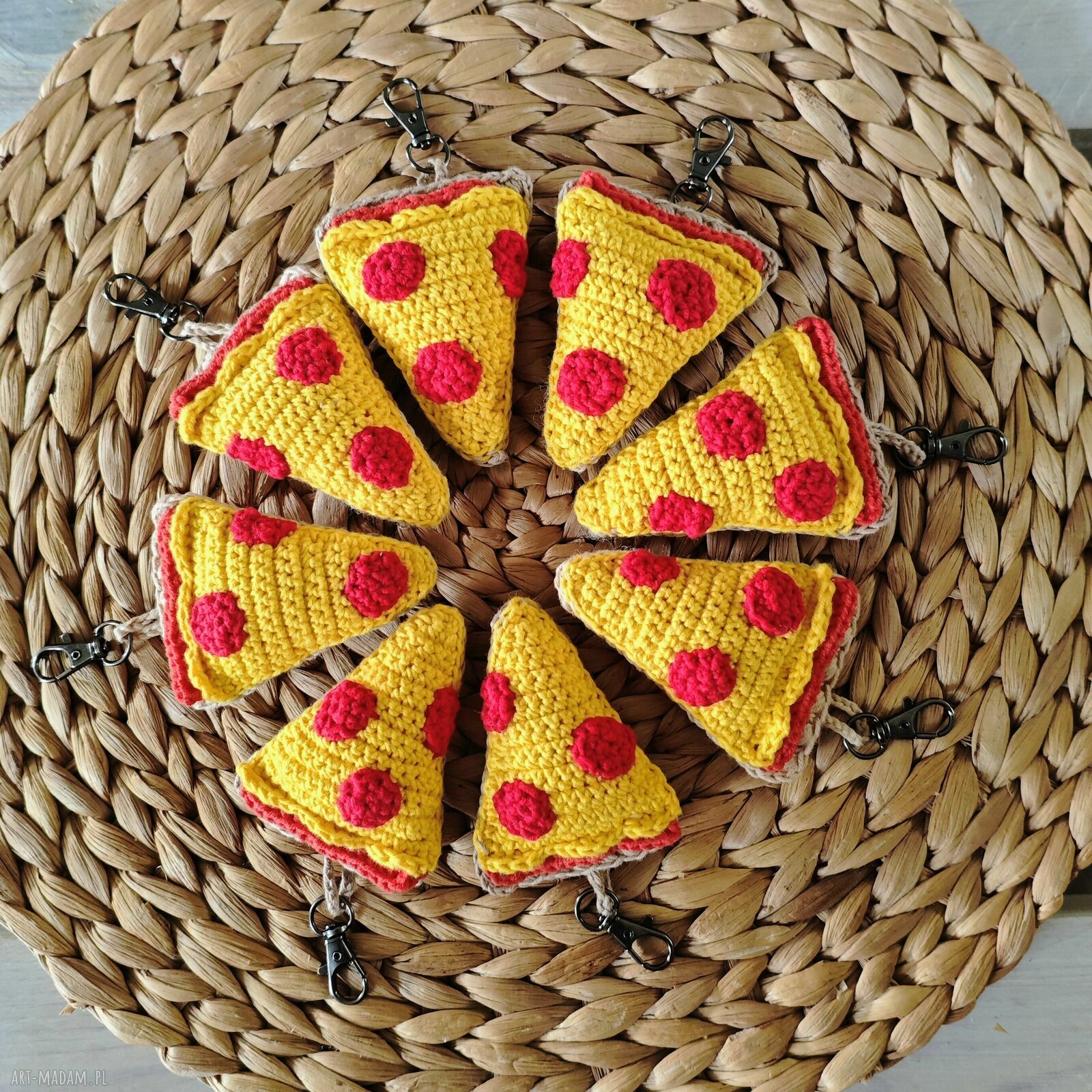 Szydełkowy breloczek do kluczy w kształcie pizzy pepperoni
