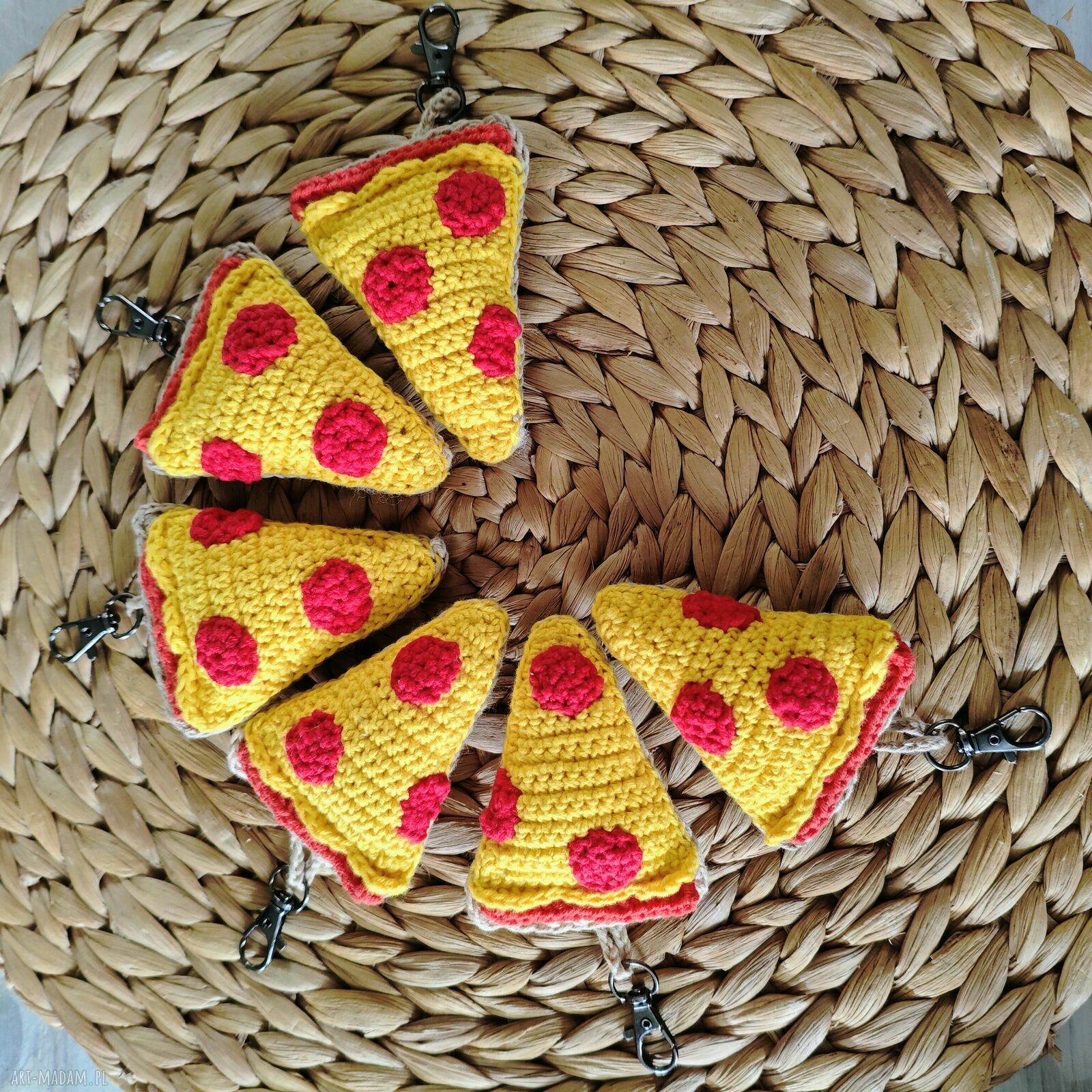 Szydełkowy breloczek do kluczy w kształcie pizzy pepperoni