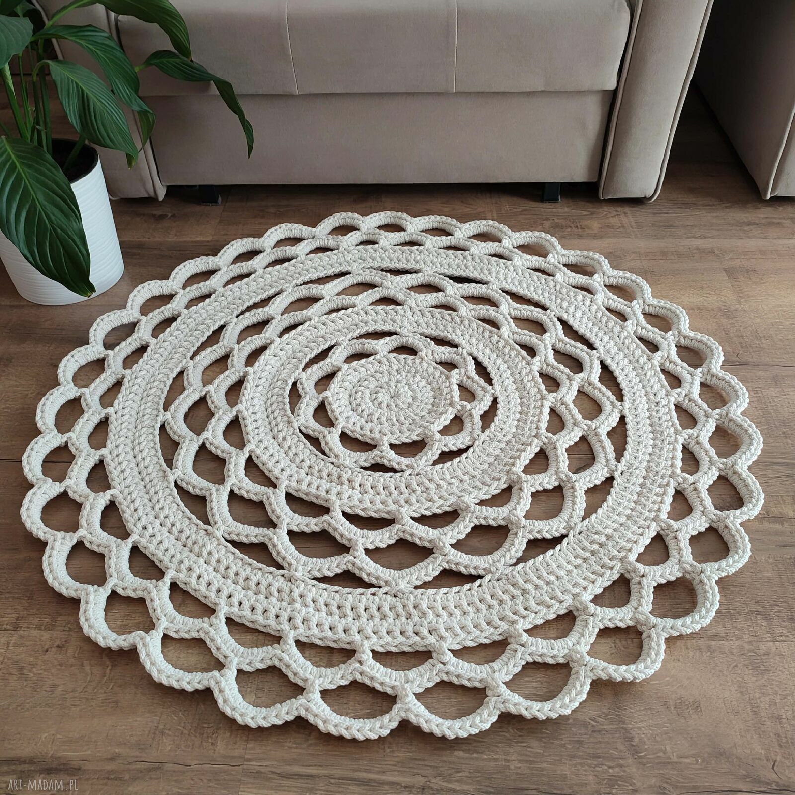 Ręcznie robiony dywan szydełkowy okrągły ze sznurka bawełnianego 95 cm