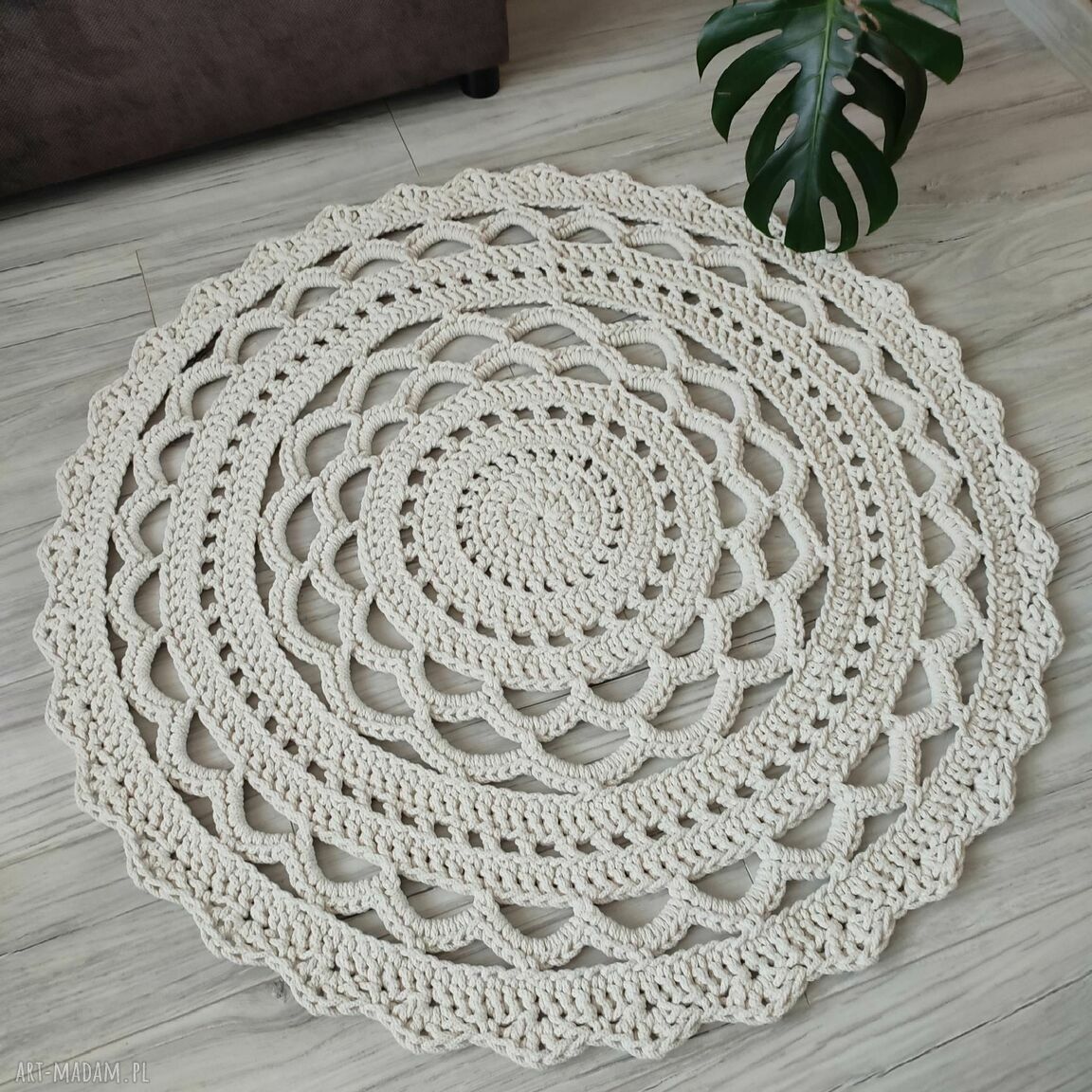 Ażurowy, okrągły dywan szydełkowy ze sznurka bawełnianego o średnicy 90 cm