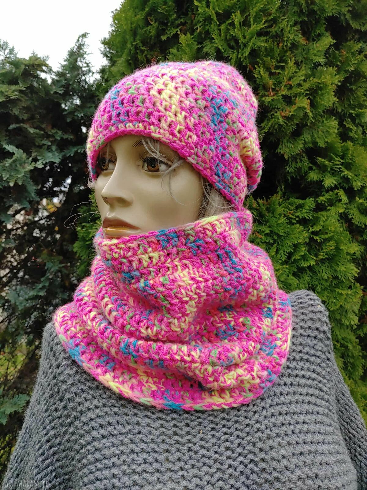 Czapka i otulacz handmade z wełny - szydełkowy komplet na chłodne dni