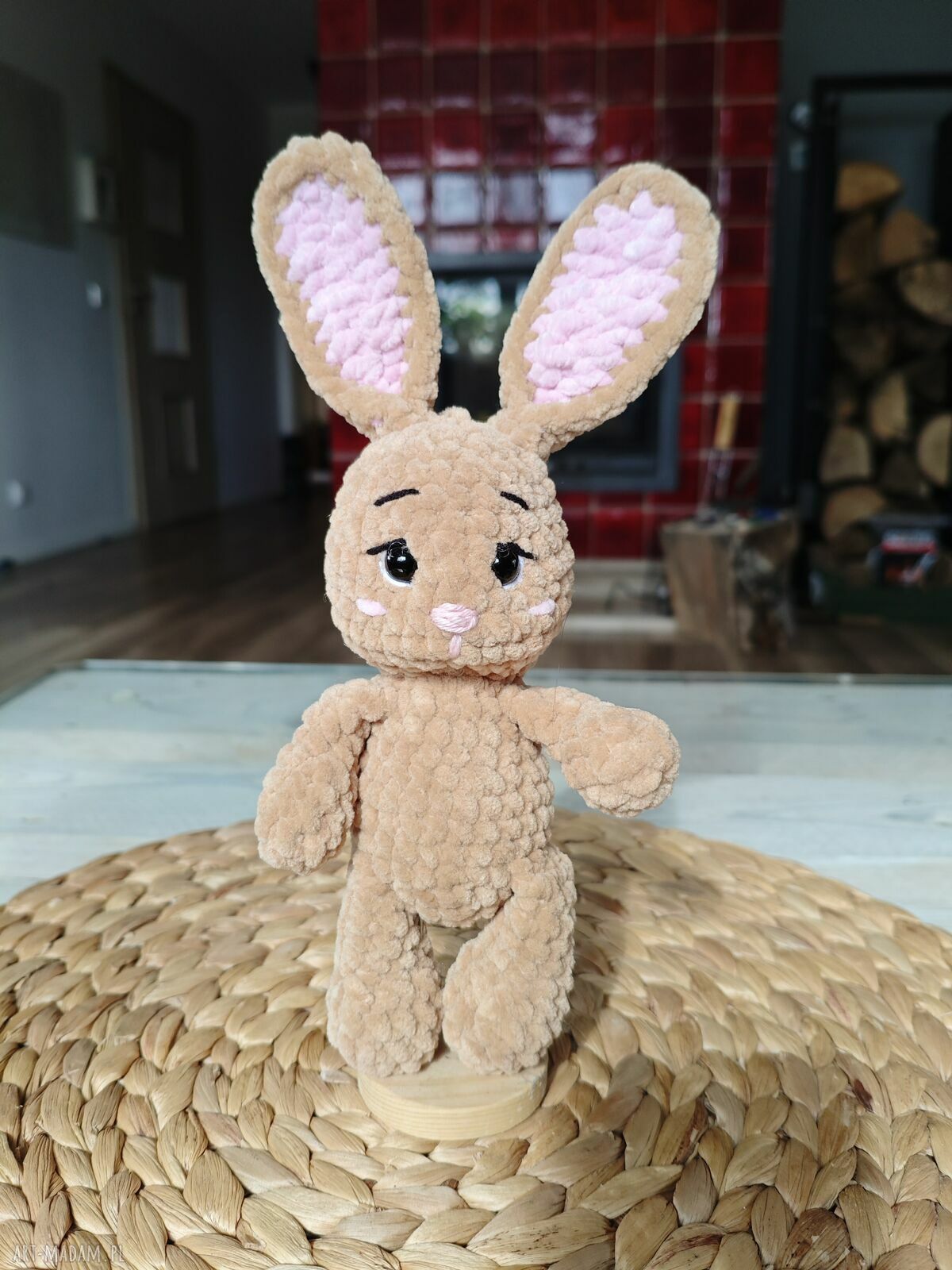 Ręcznie robiona szydełkowa przytulanka: króliczek w domku-marchewce (amigurumi)