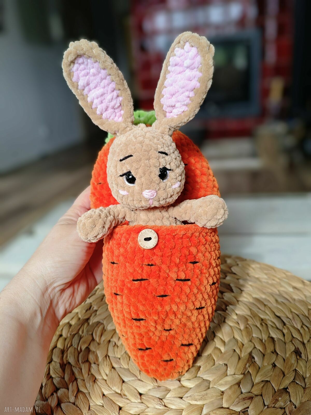 Ręcznie robiona szydełkowa przytulanka: króliczek w domku-marchewce amigurumi
