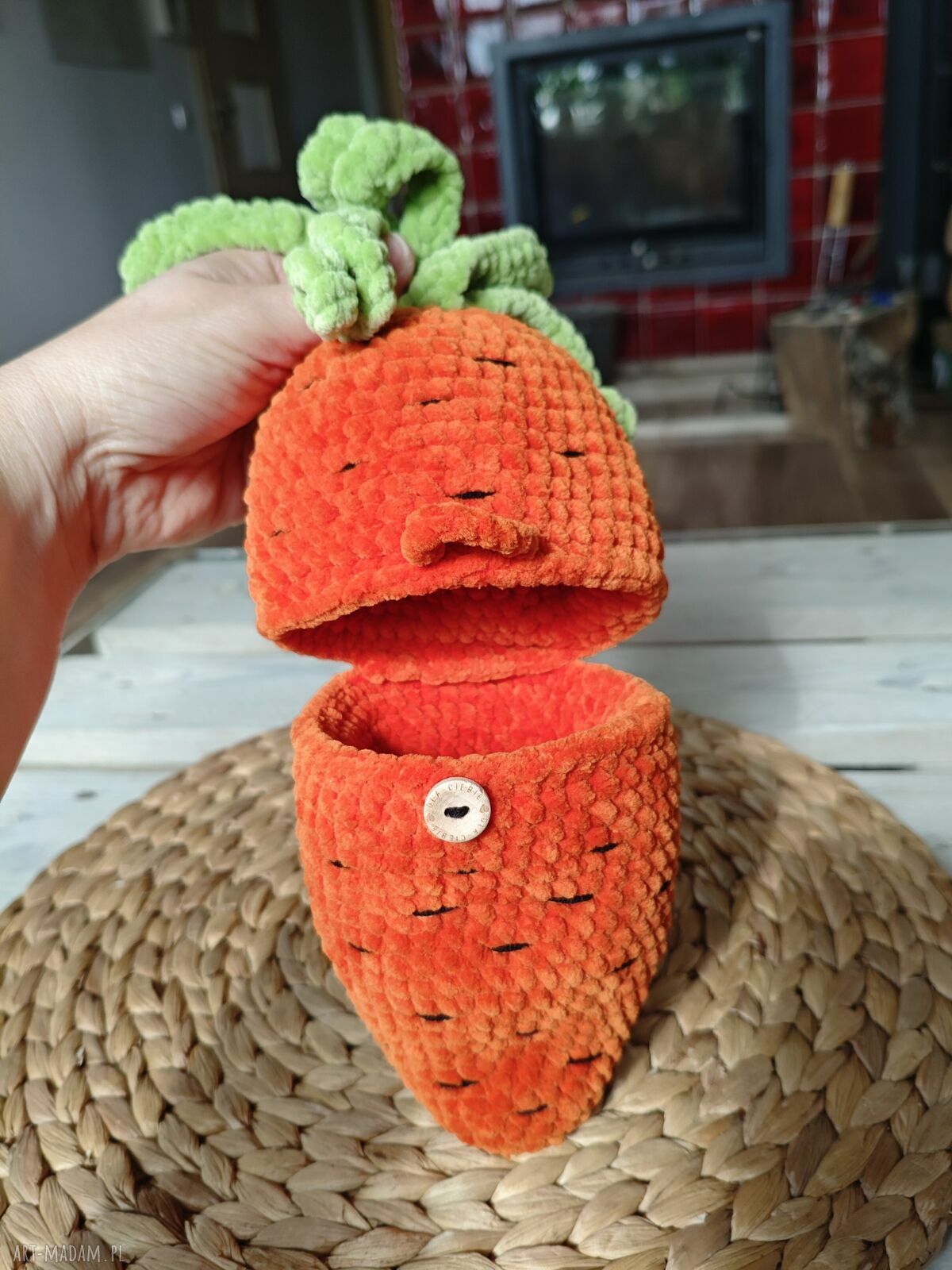 Szydełkowy króliczek amigurumi w domku marchewce ręcznie robiona maskotka dla dziecka