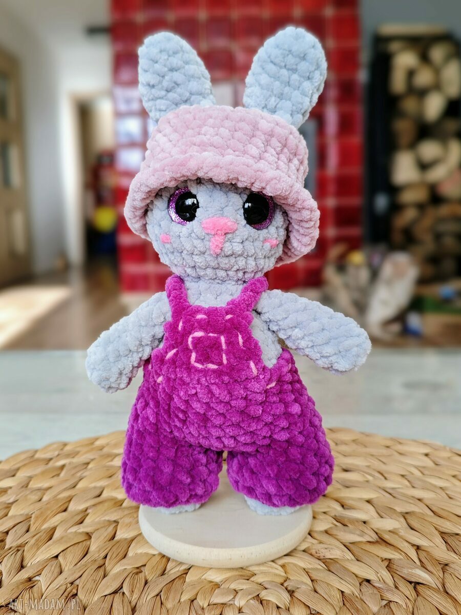 Szydełkowy króliczek szortach królik maskotka bunny wielkanoc