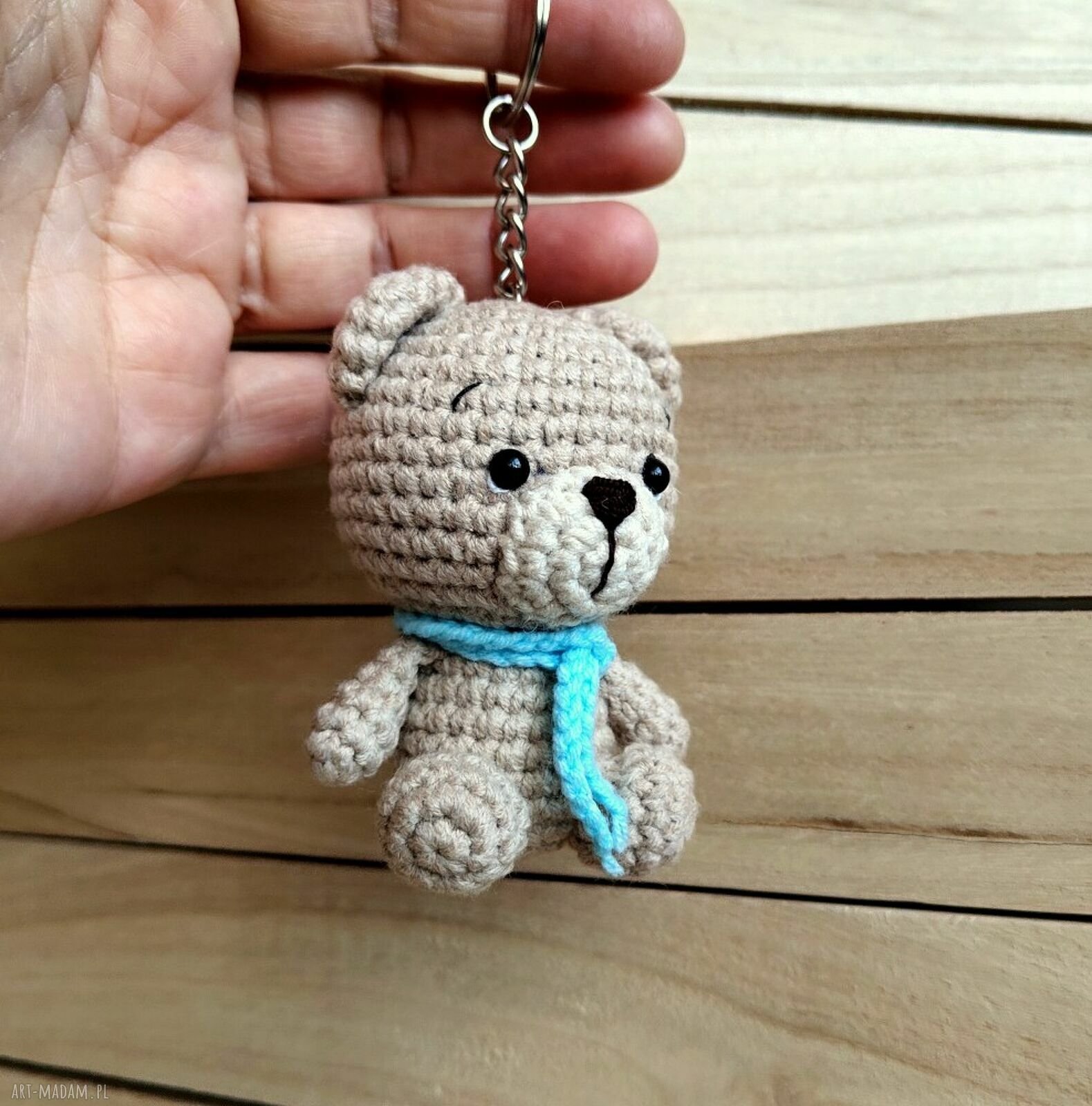 Szydełkowy miś breloczek handmade - urocza zawieszka na prezent