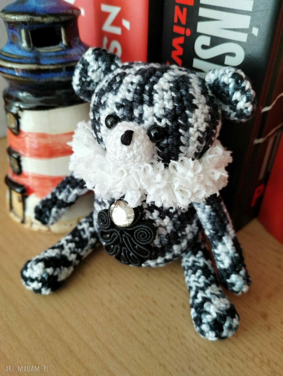 Szydełkowy miś czarno-biały z kryzą (kolekcjonerski styl vintage)