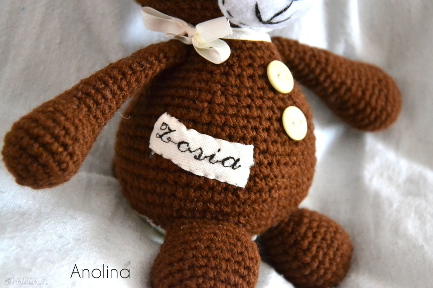 Szydełkowy miś Władzio z imieniem dziecka - personalizowana przytulanka