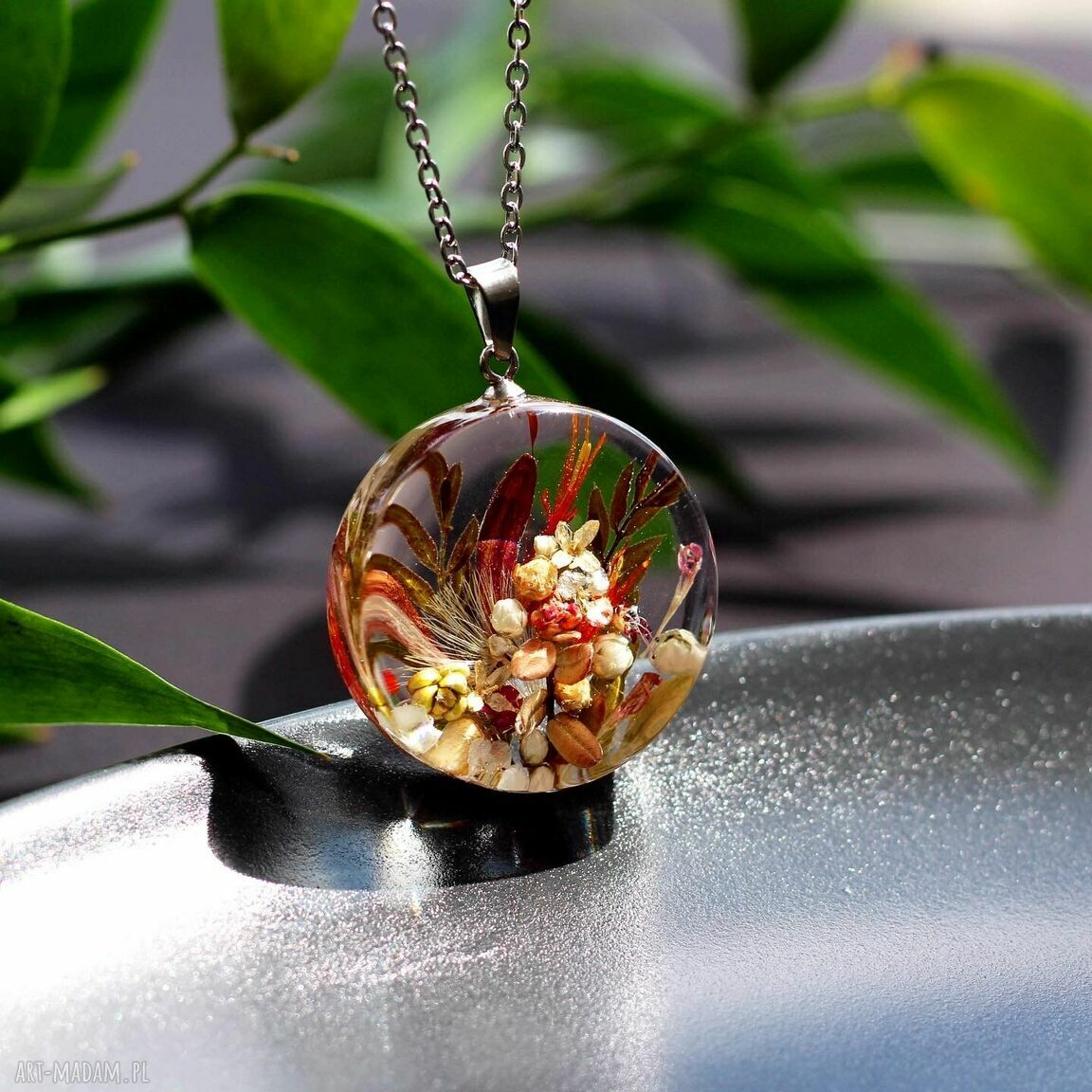 Naszyjnik z szyszkami świerkowymi, berberysem i roślinami w żywicy - handmade