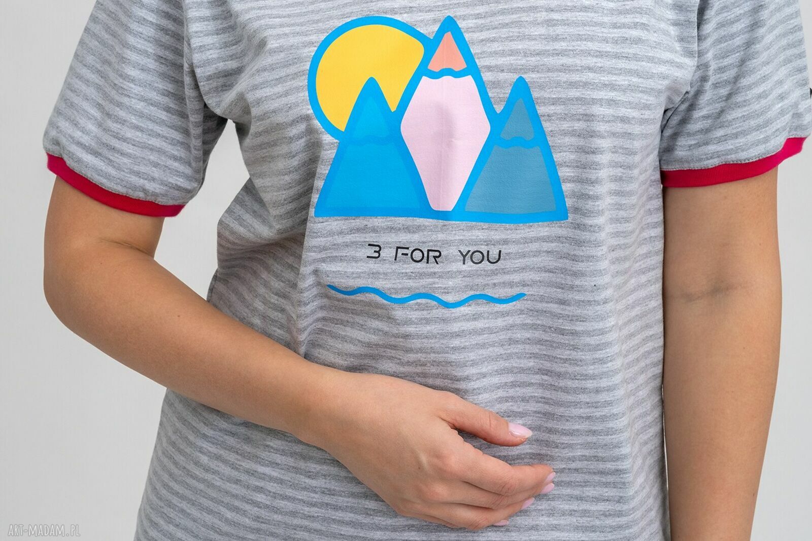 T-shirt damski w szare paski z autorskim nadrukiem