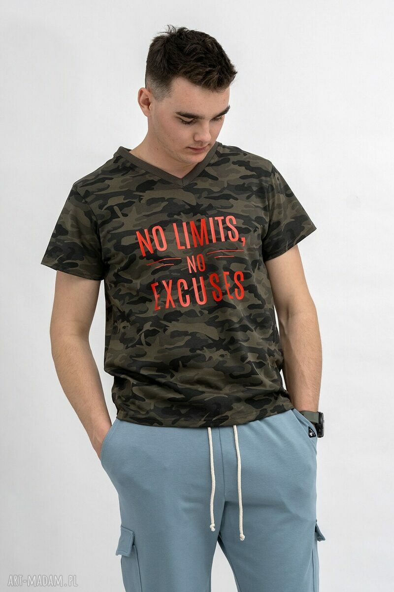 T-shirt męski zielony moro do V z autorskim nadrukiem - bawełna