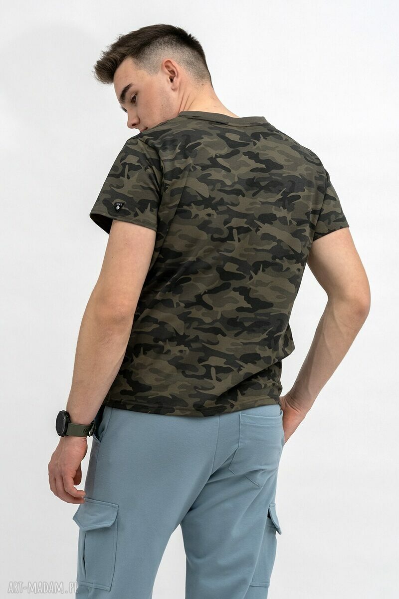 T-shirt męski zielony moro do V z autorskim nadrukiem - bawełna