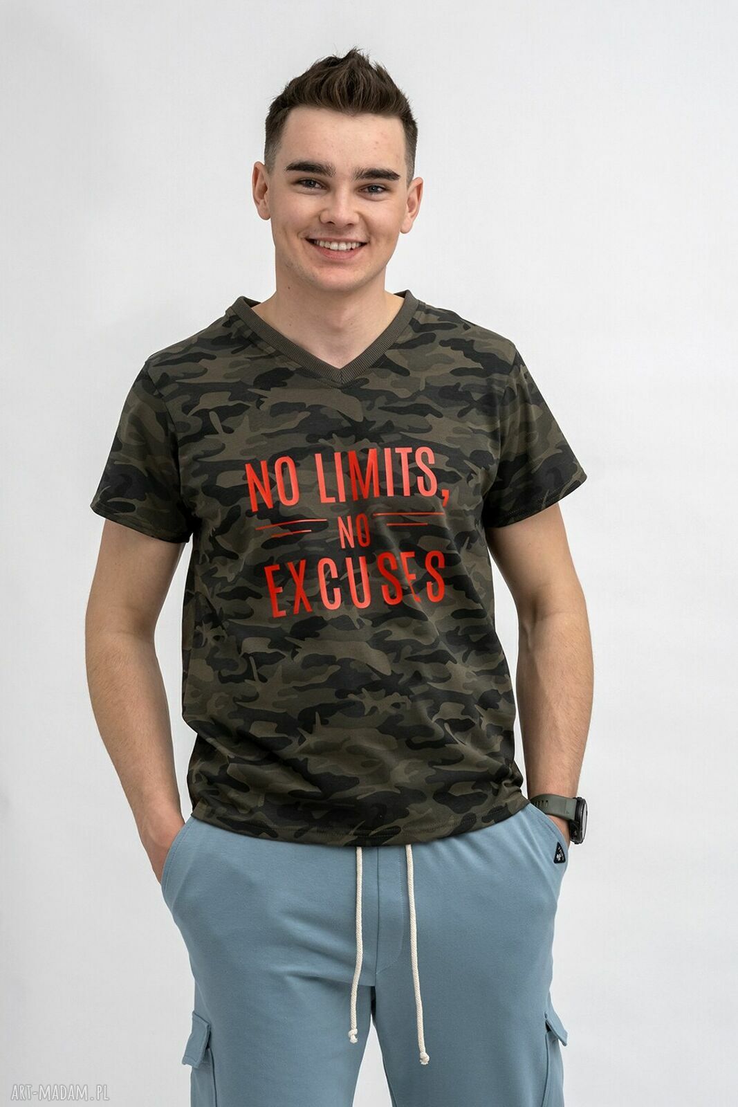 T-shirt męski zielony moro do V z autorskim nadrukiem - bawełna