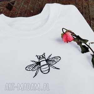 t-shirt z haftem pszczoły