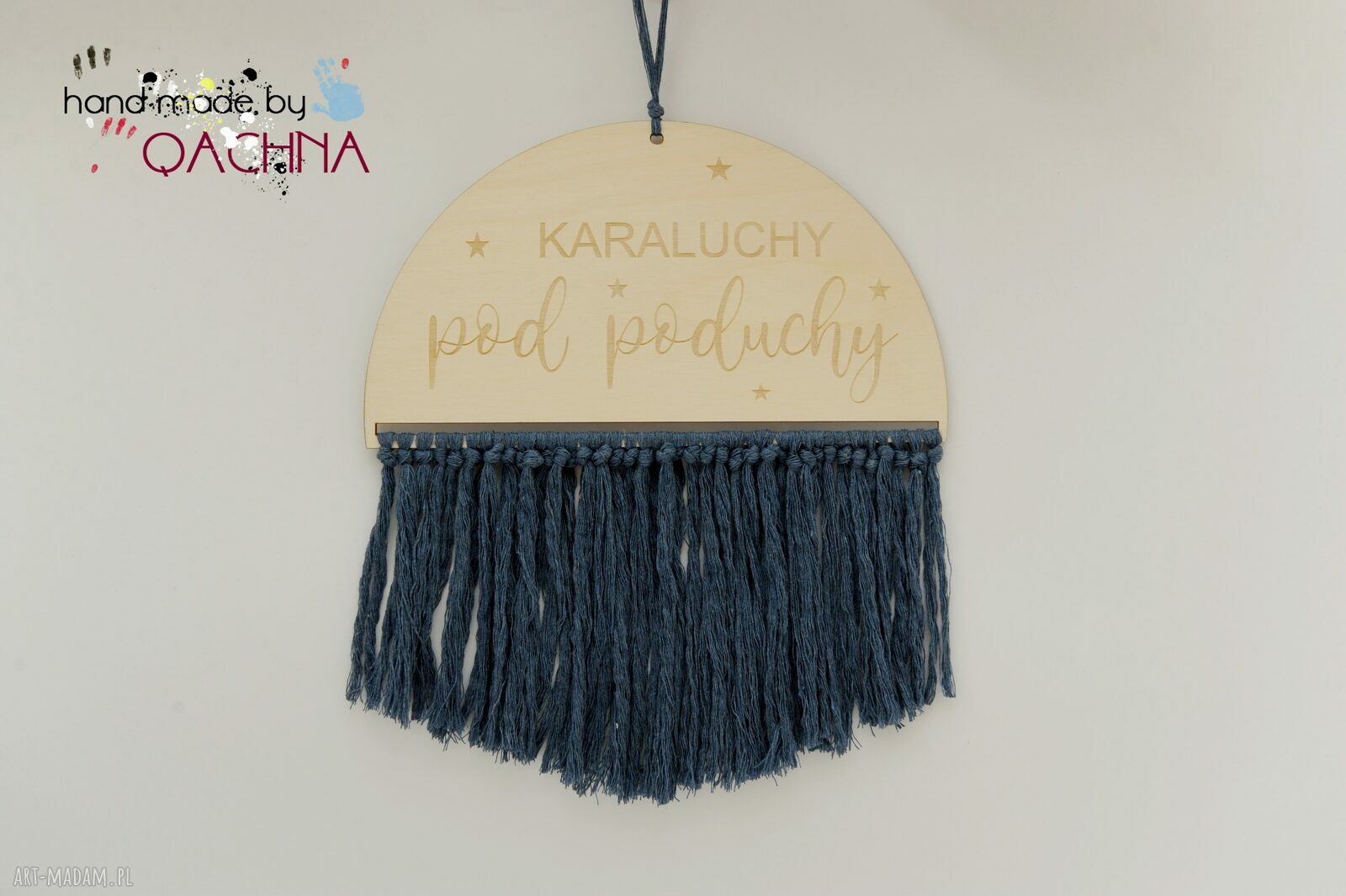 Tabliczka - zawieszka na ścianę ze sklejki z grawerem i kolorowymi sznurkami