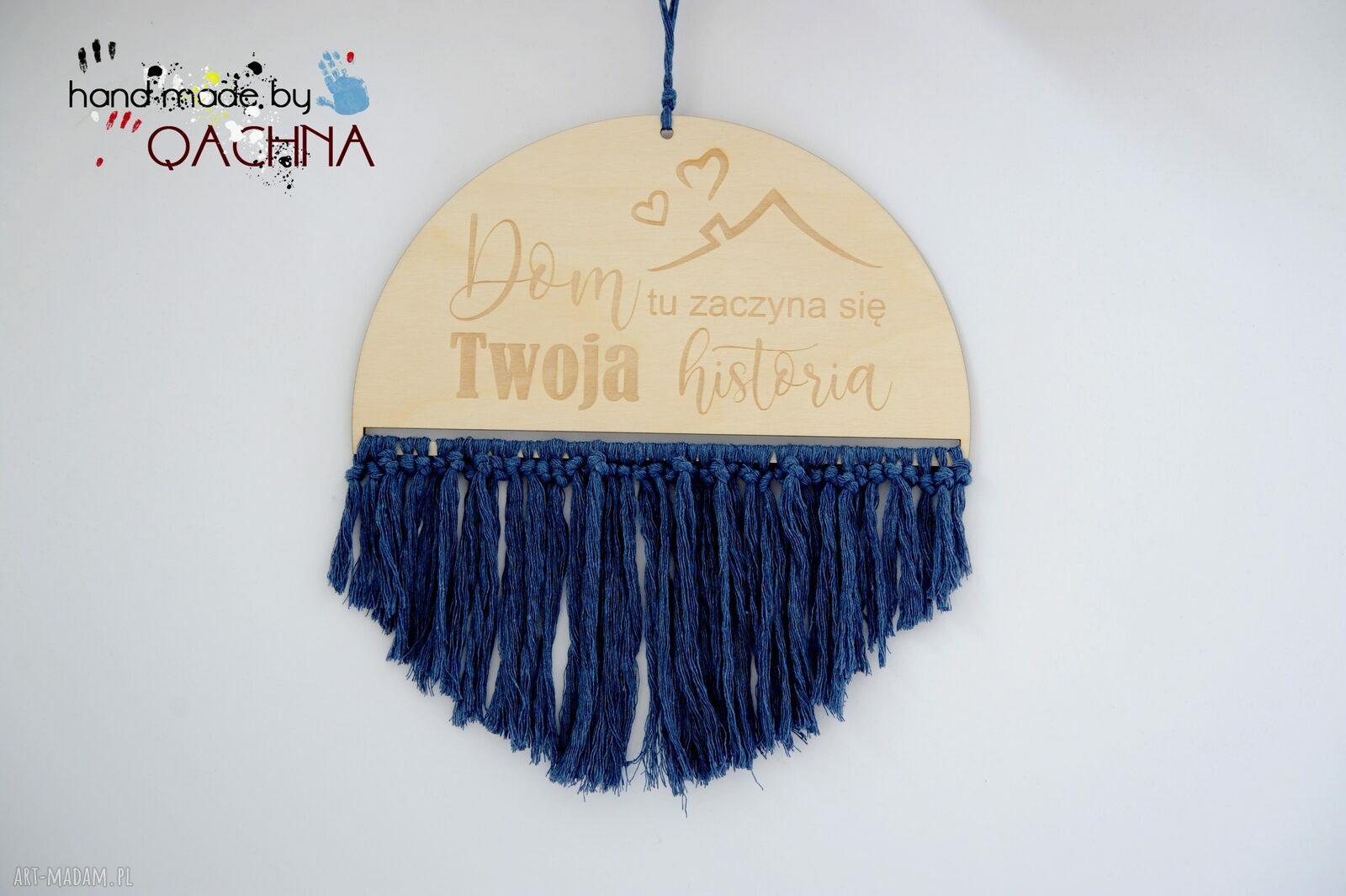 Tabliczka - zawieszka na ścianę ze sklejki z grawerem i kolorowymi sznurkami