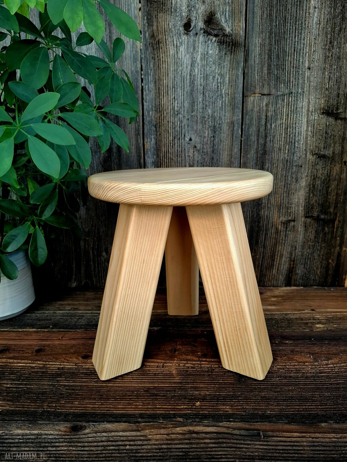 Taboret drewniany ze świerkowego drewna Grolignum - klasyka w Twoim domu