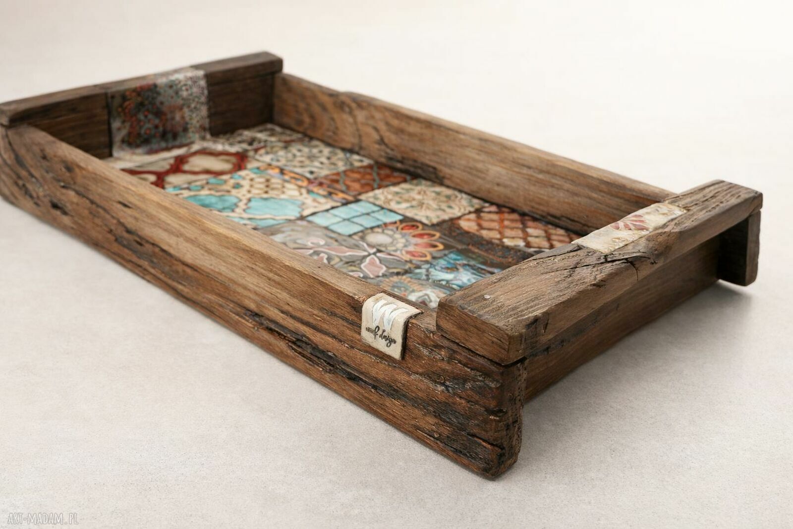 Taca ze starego drewna z kolorową mozaiką kafelków patchwork