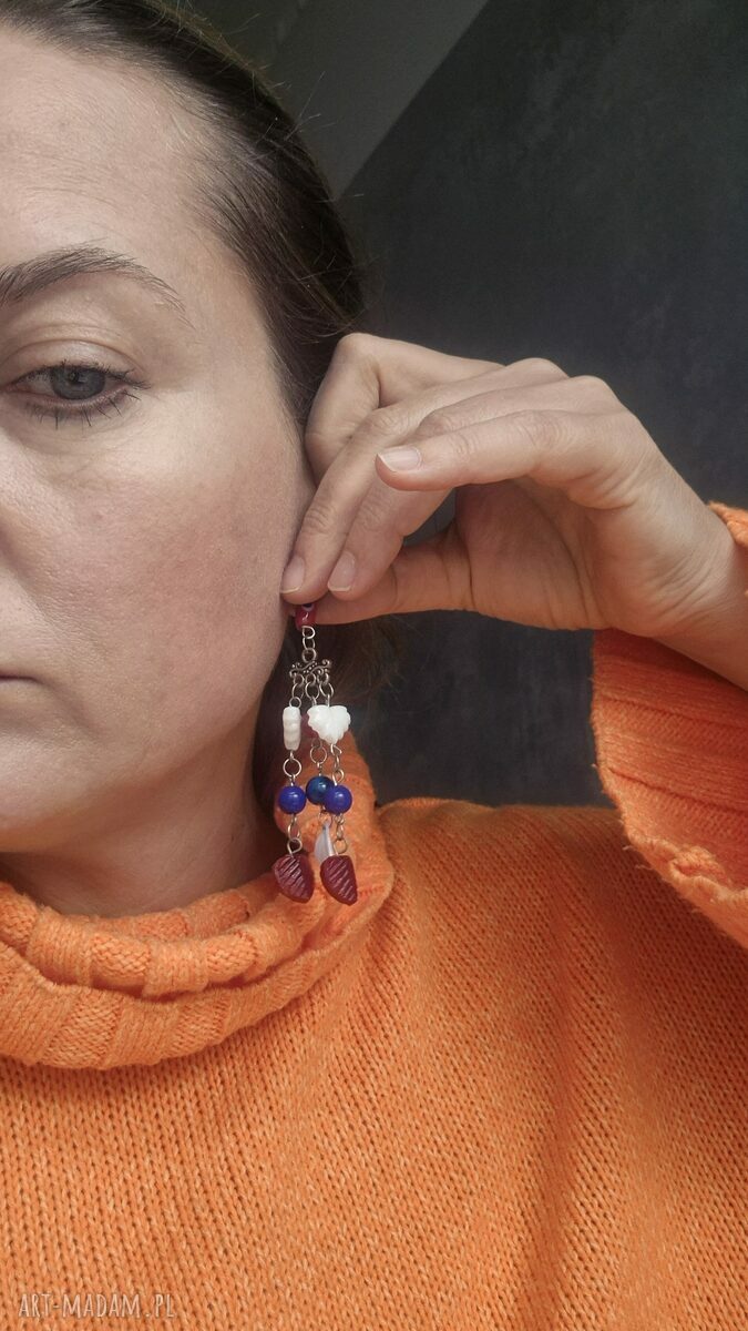 Długie, lekkie klipsy z kolorowymi koralikami w stylu etno-boho