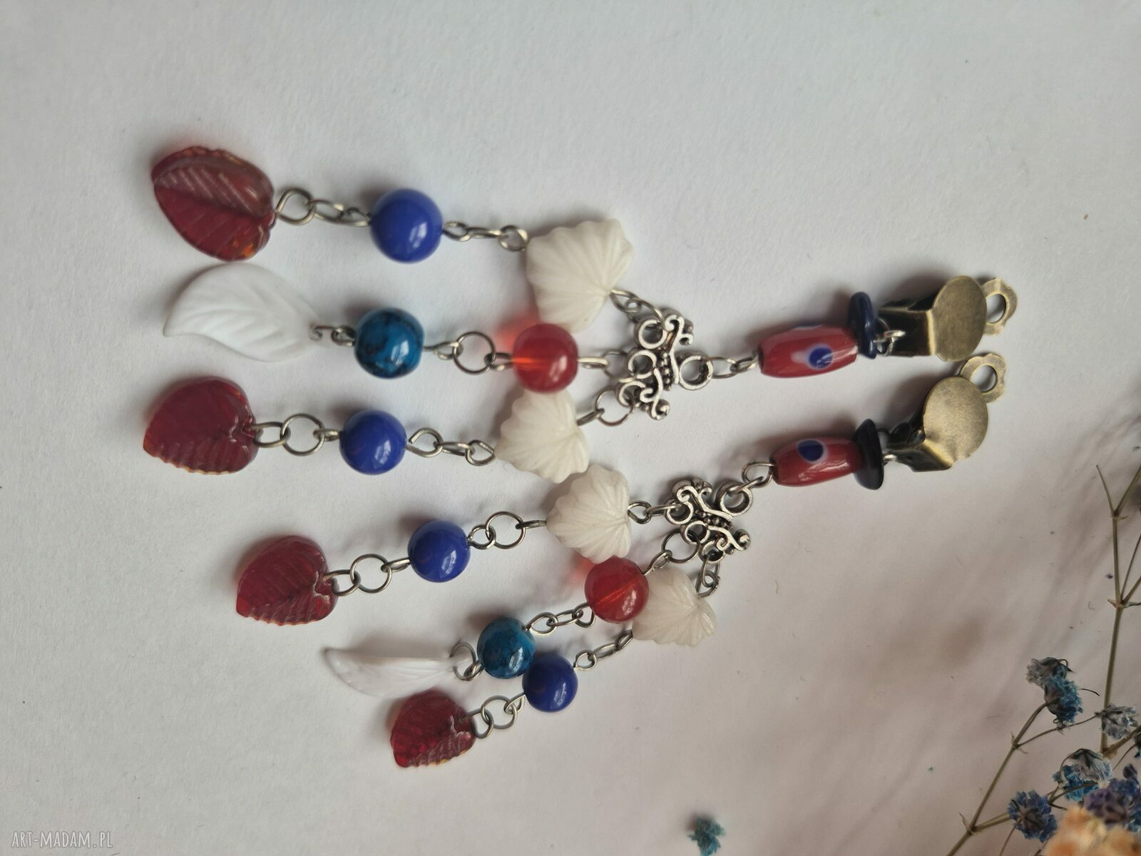Długie, lekkie klipsy z kolorowymi koralikami w stylu etno-boho