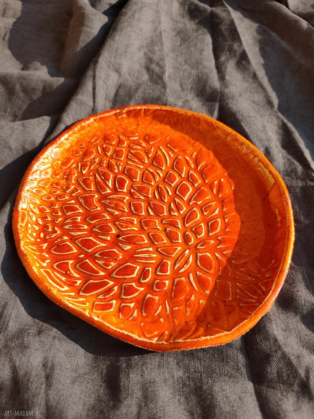 Ręcznie robiony talerz ceramiczny Wolna Chwila - pomarańczowy akcent