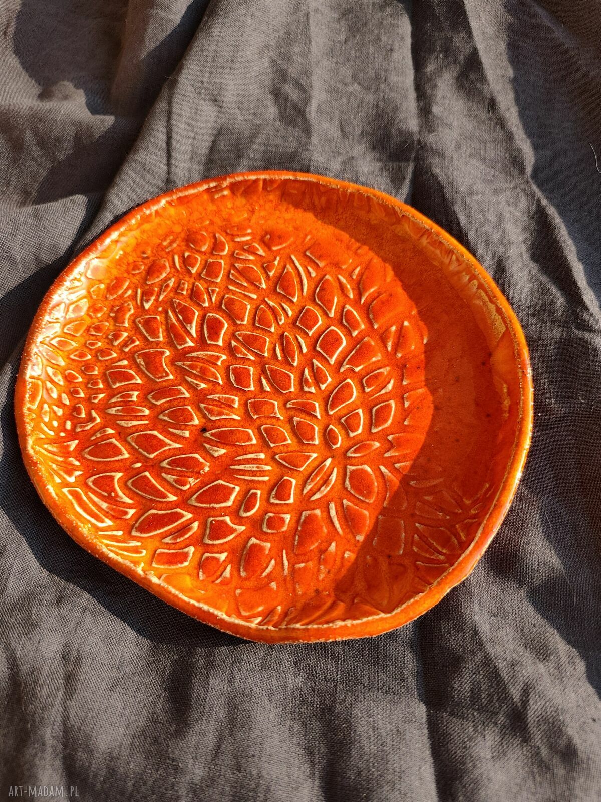 Ręcznie robiony talerz ceramiczny Wolna Chwila - pomarańczowy akcent