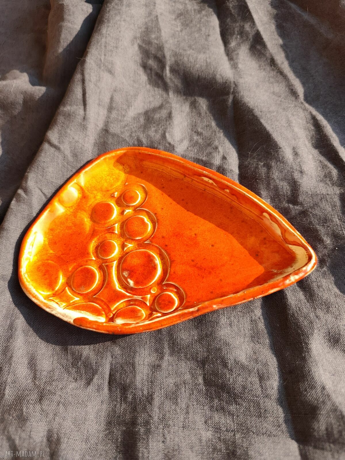 Talerz ceramiczny, który dodaje koloru Twojej kuchni