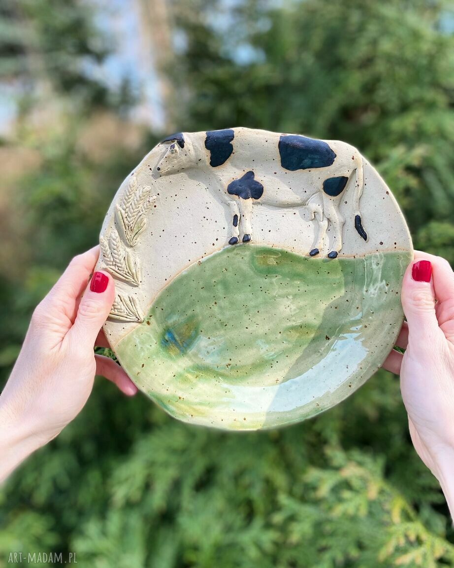 Talerz ceramiczny z krową - rękodzieło handmade